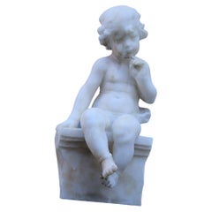 Scultura in alabastro bianco del 1910 con un bambino seduto su un muro che pensa