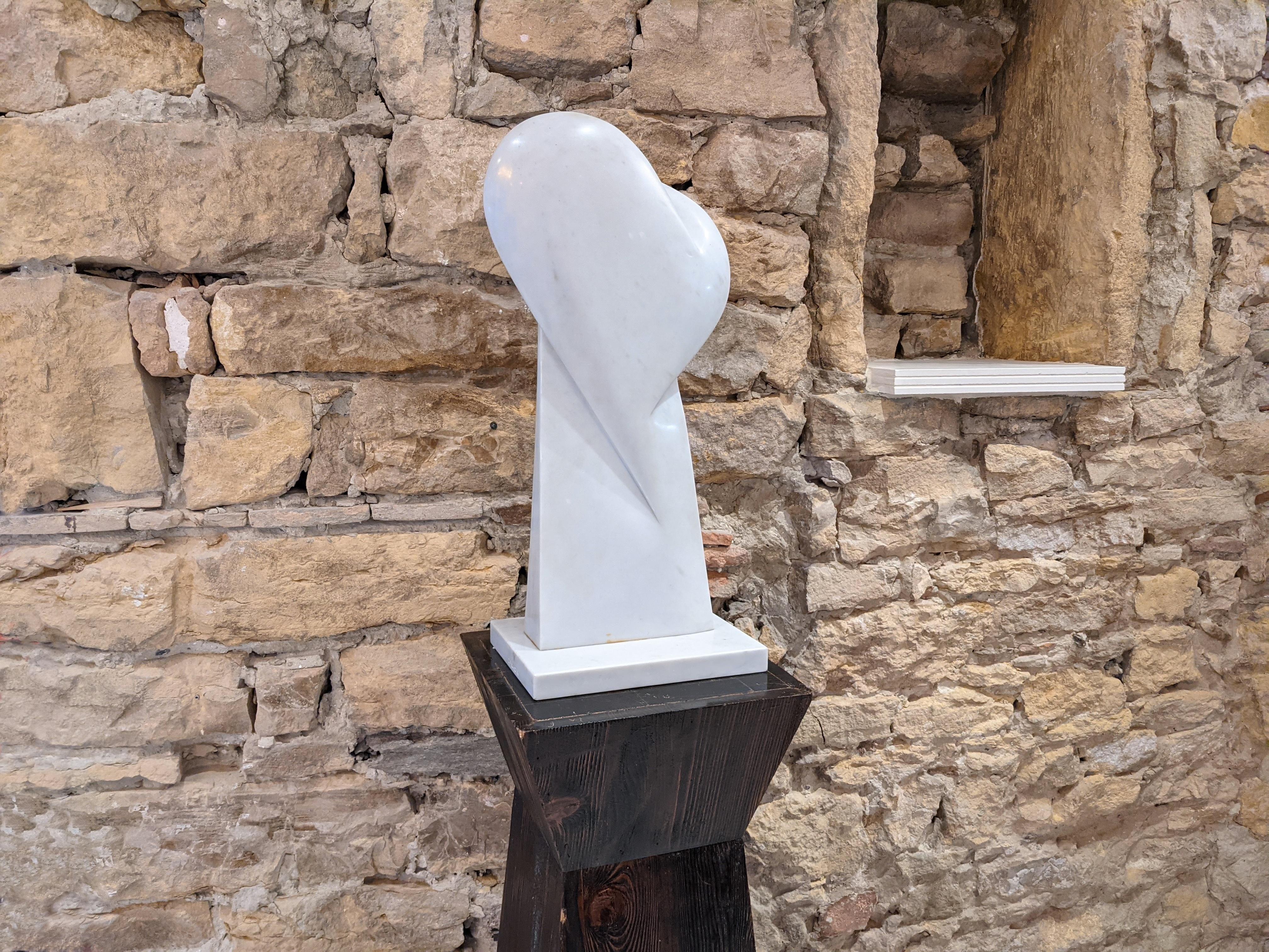 Sculpture in white Carrara marble by Bertrand Créac'h. Very good condition. The pedestal is not for sale.