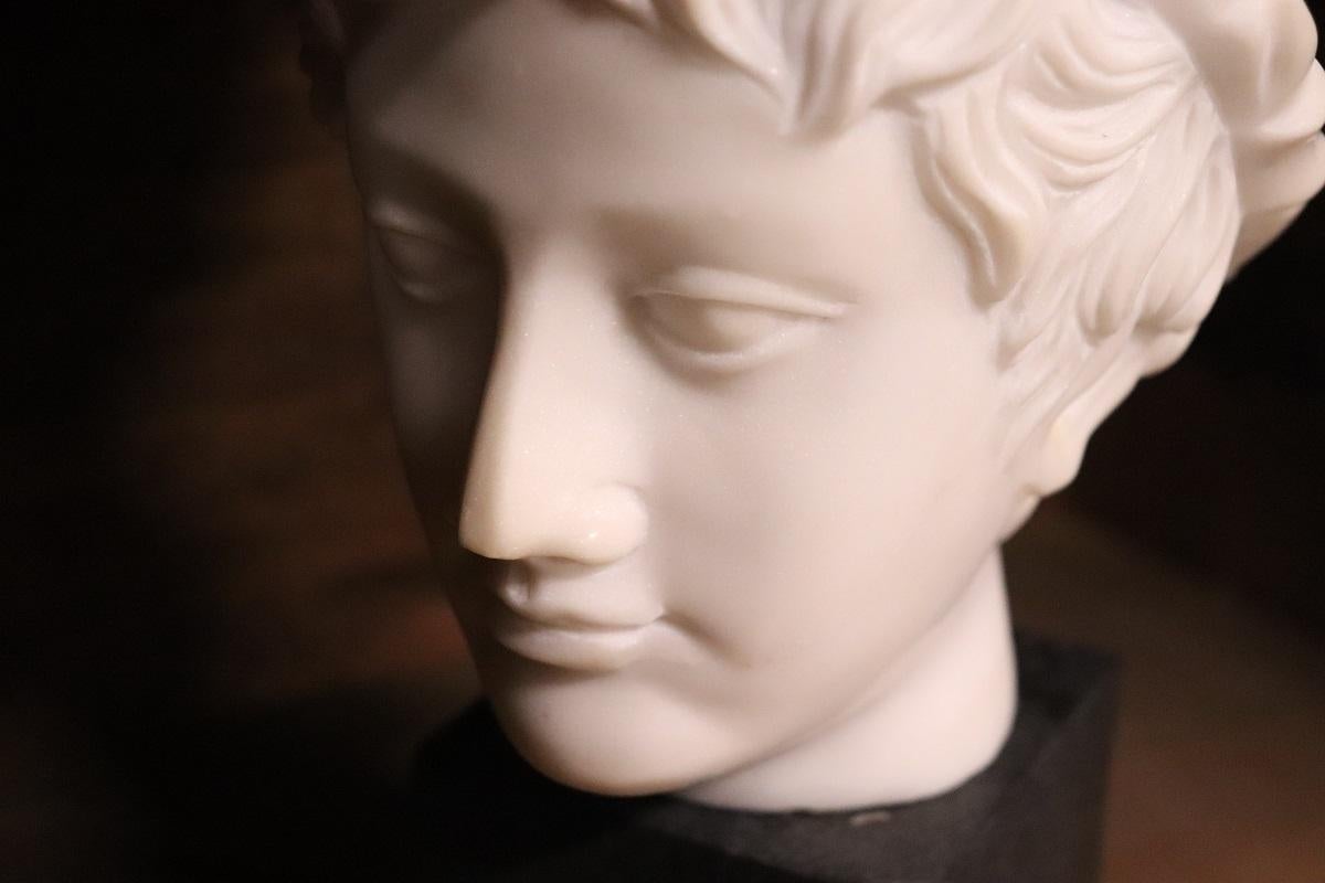 Scultura in marmo bianco, Testa di un giovane Bacco in vendita 4