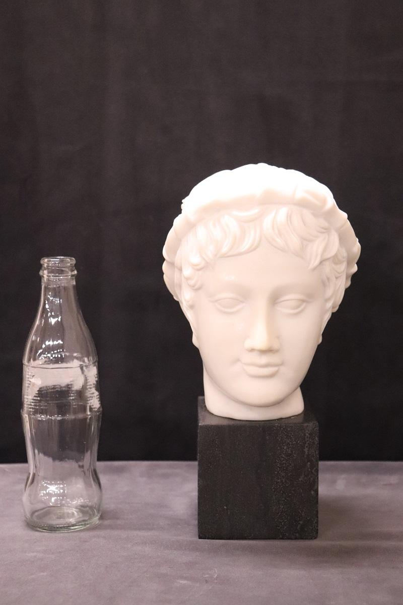 Questa squisita scultura, realizzata in prezioso marmo bianco italiano, raffigura la testa di un giovane Bacco, la divinità romana nota per la sua associazione con il vino, la vendemmia e i piaceri dei sensi. Creato nella prima metà del XX secolo,