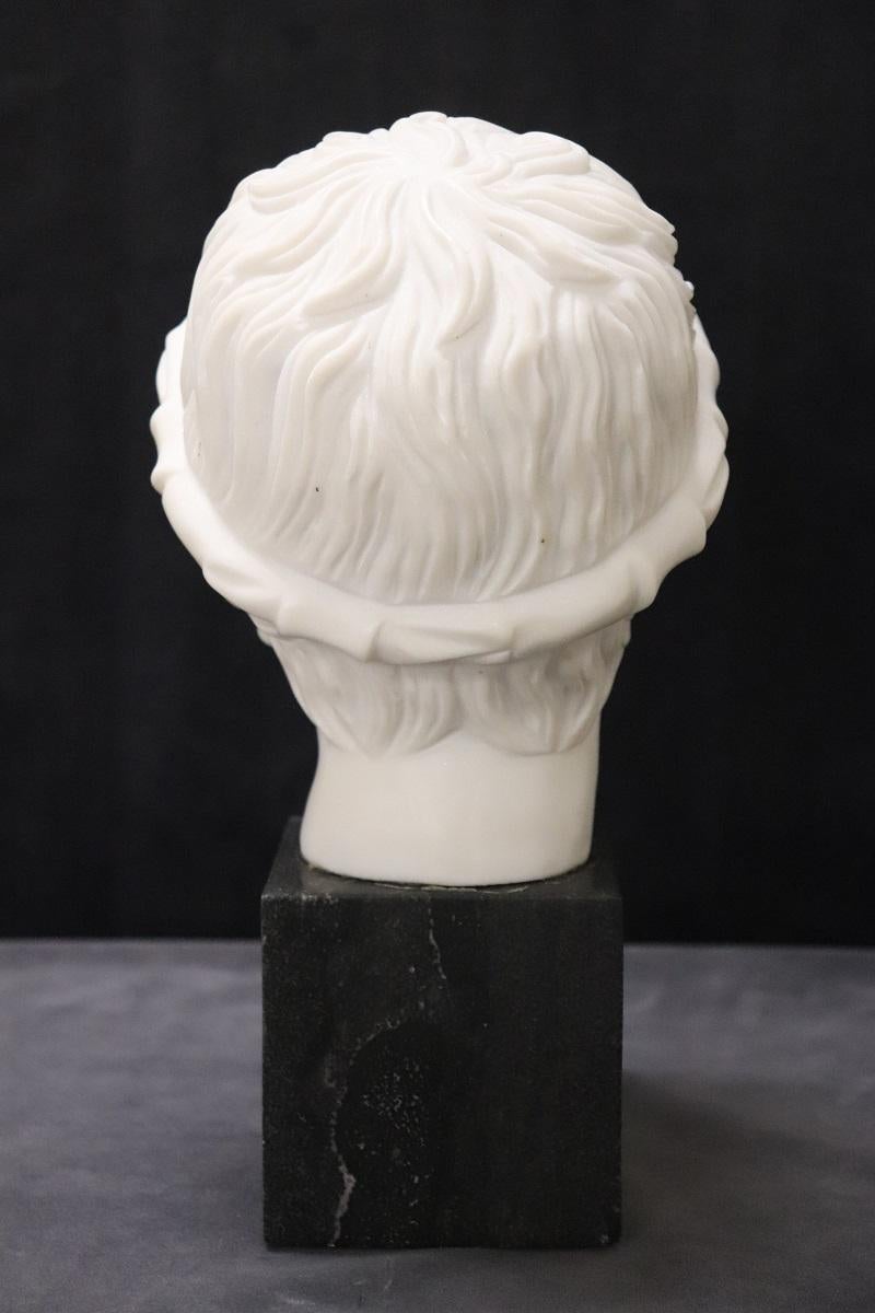 Intagliato a mano Scultura in marmo bianco, Testa di un giovane Bacco in vendita