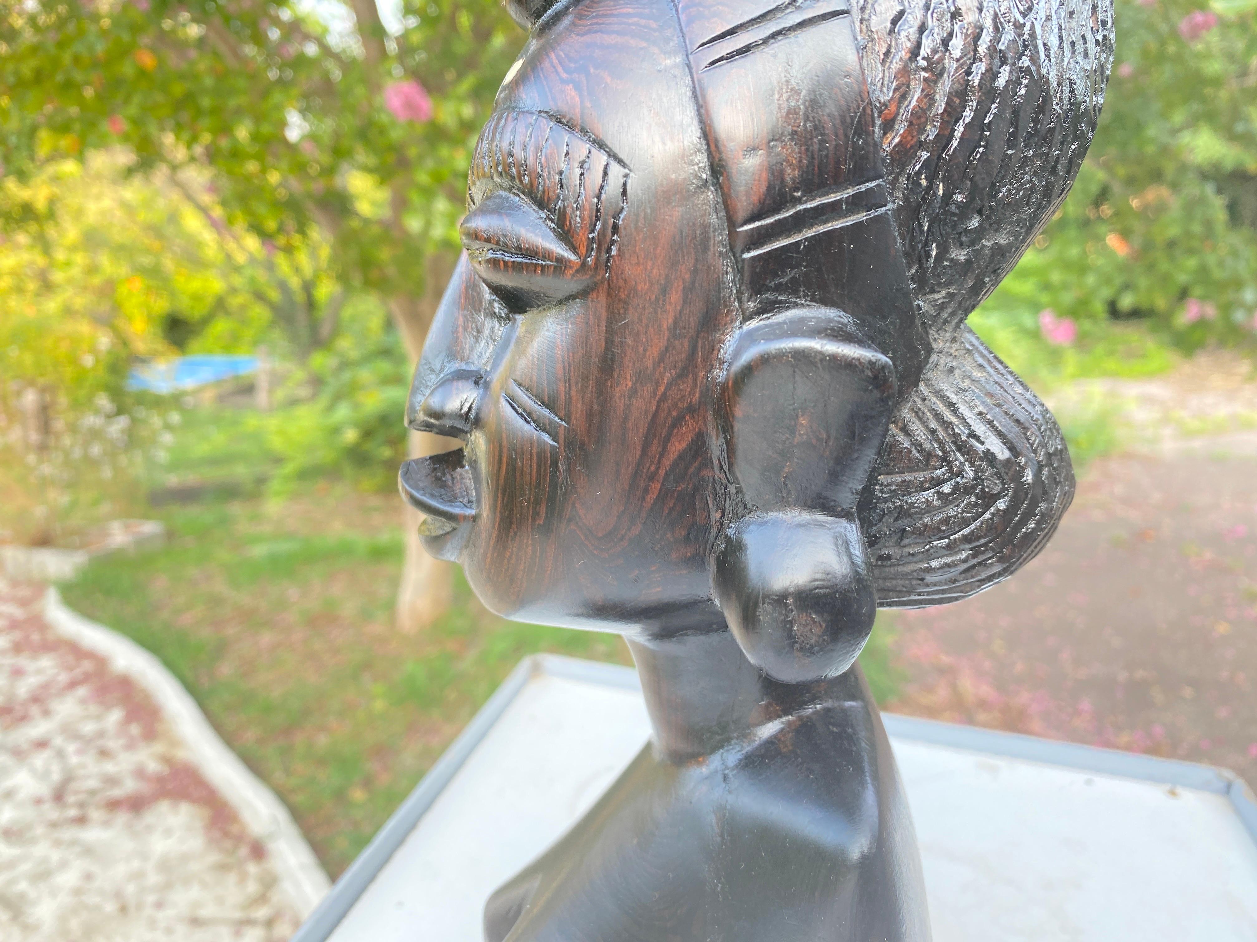 Skulptur aus Holz aus Afrika, Büste einer Frau, in schwarzer Farbe, 20. Jahrhundert, Skulptur im Angebot 11