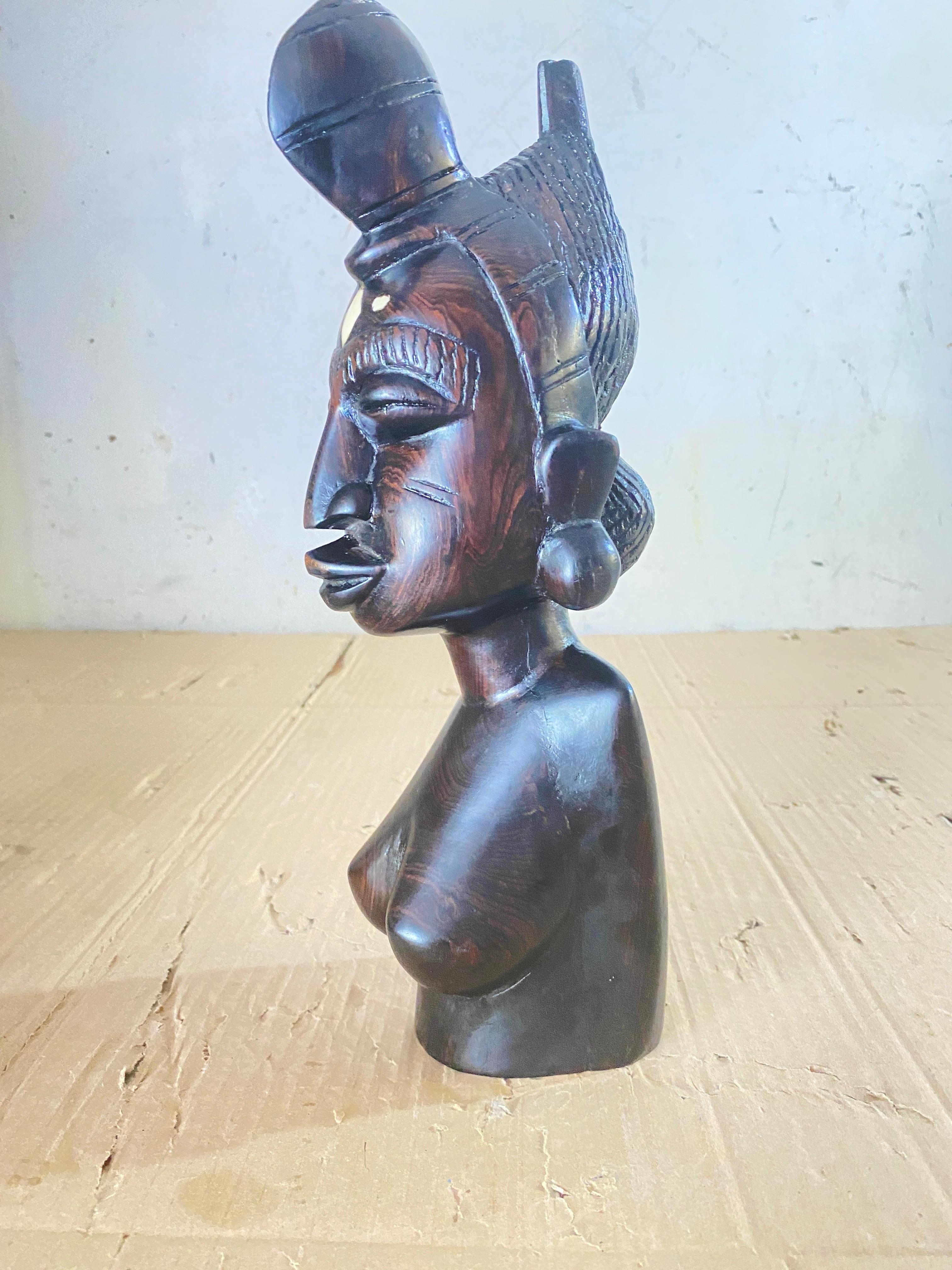 Skulptur aus Holz aus Afrika, Büste einer Frau, in schwarzer Farbe, 20. Jahrhundert, Skulptur im Zustand „Gut“ im Angebot in Auribeau sur Siagne, FR