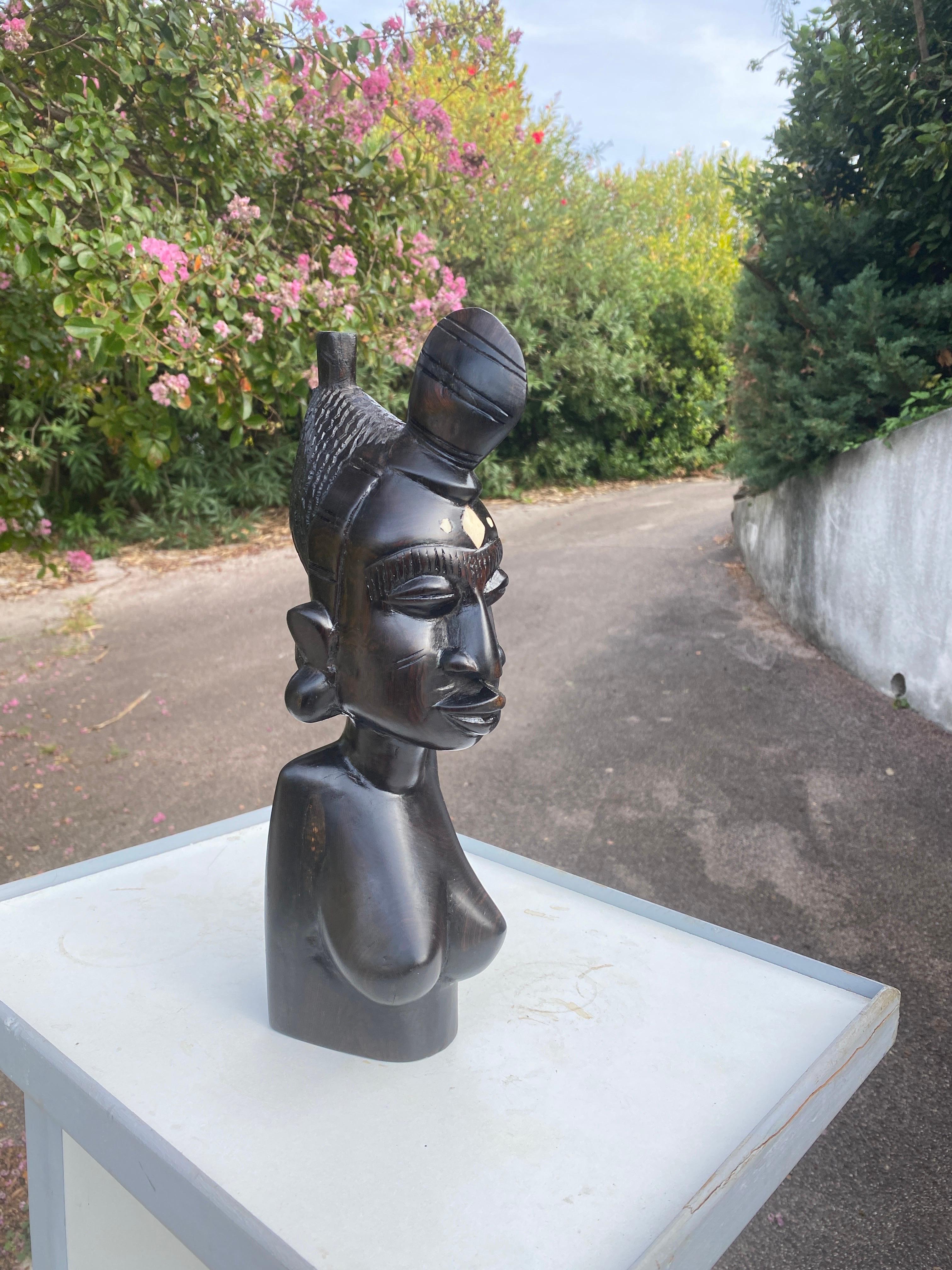 Buste d'une femme en bois d'Afrique, couleur noire, 20ème siècle en vente 2
