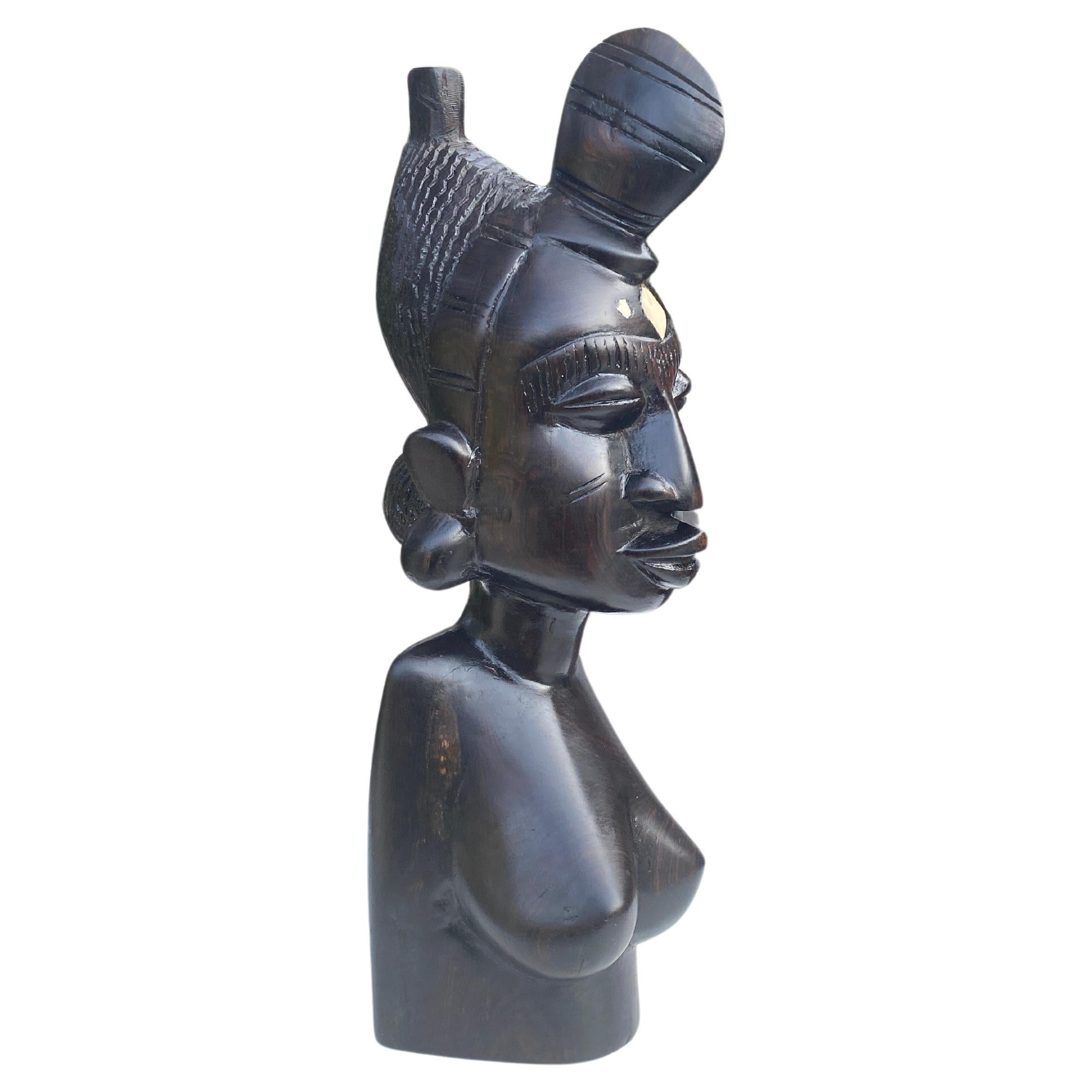 Buste d'une femme en bois d'Afrique, couleur noire, 20ème siècle en vente