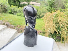 Sculpture en bois d'Afrique, buste d'une femme, de couleur noire, vers 1960