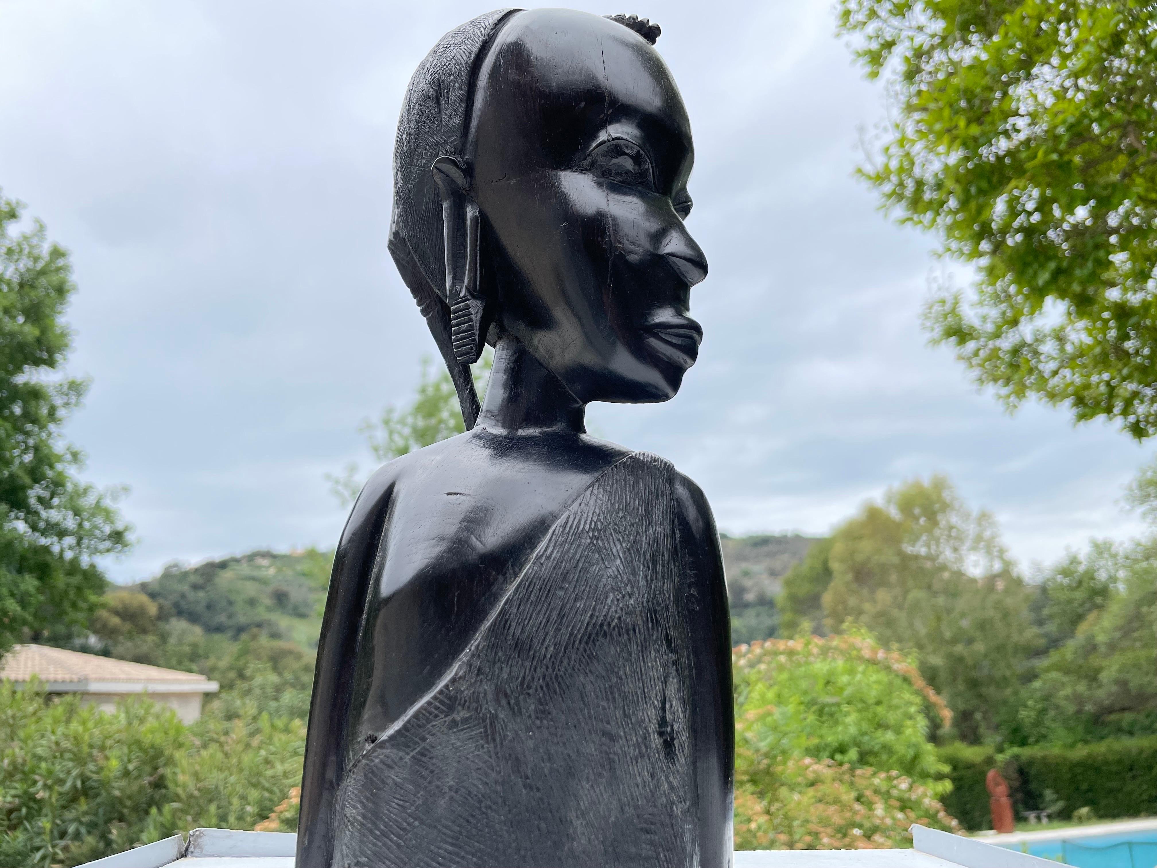 Skulptur aus Holz aus Afrika, Büste einer Frau, in schwarzer Farbe, um 1960 (Afrikanisch) im Angebot