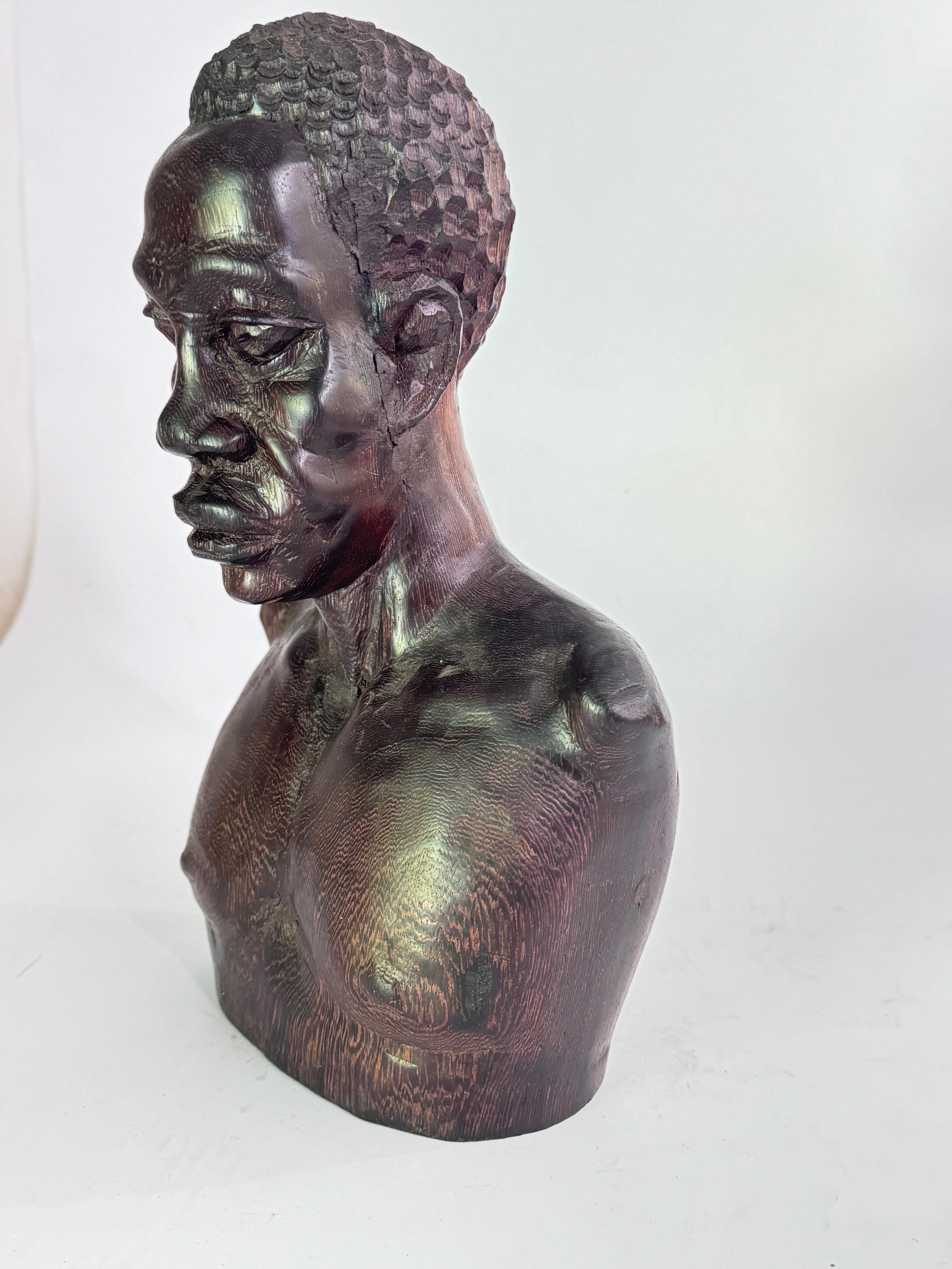 Skulptur aus Holz aus Afrika  Mann Körper, in einem Brown Farbe 20TH Jahrhundert im Angebot 5