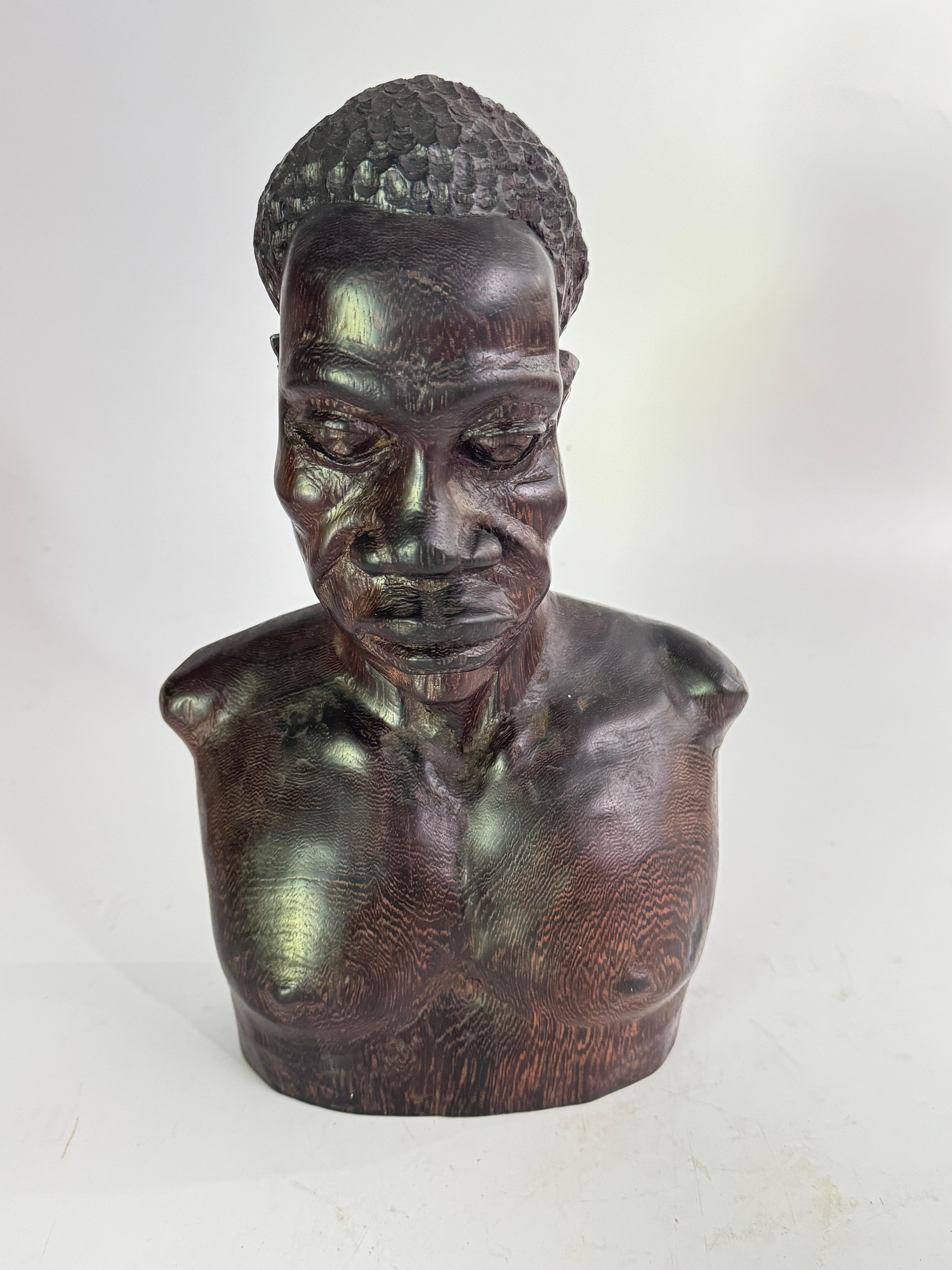 Skulptur aus Holz aus Afrika  Mann Körper, in einem Brown Farbe 20TH Jahrhundert (Afrikanisch) im Angebot