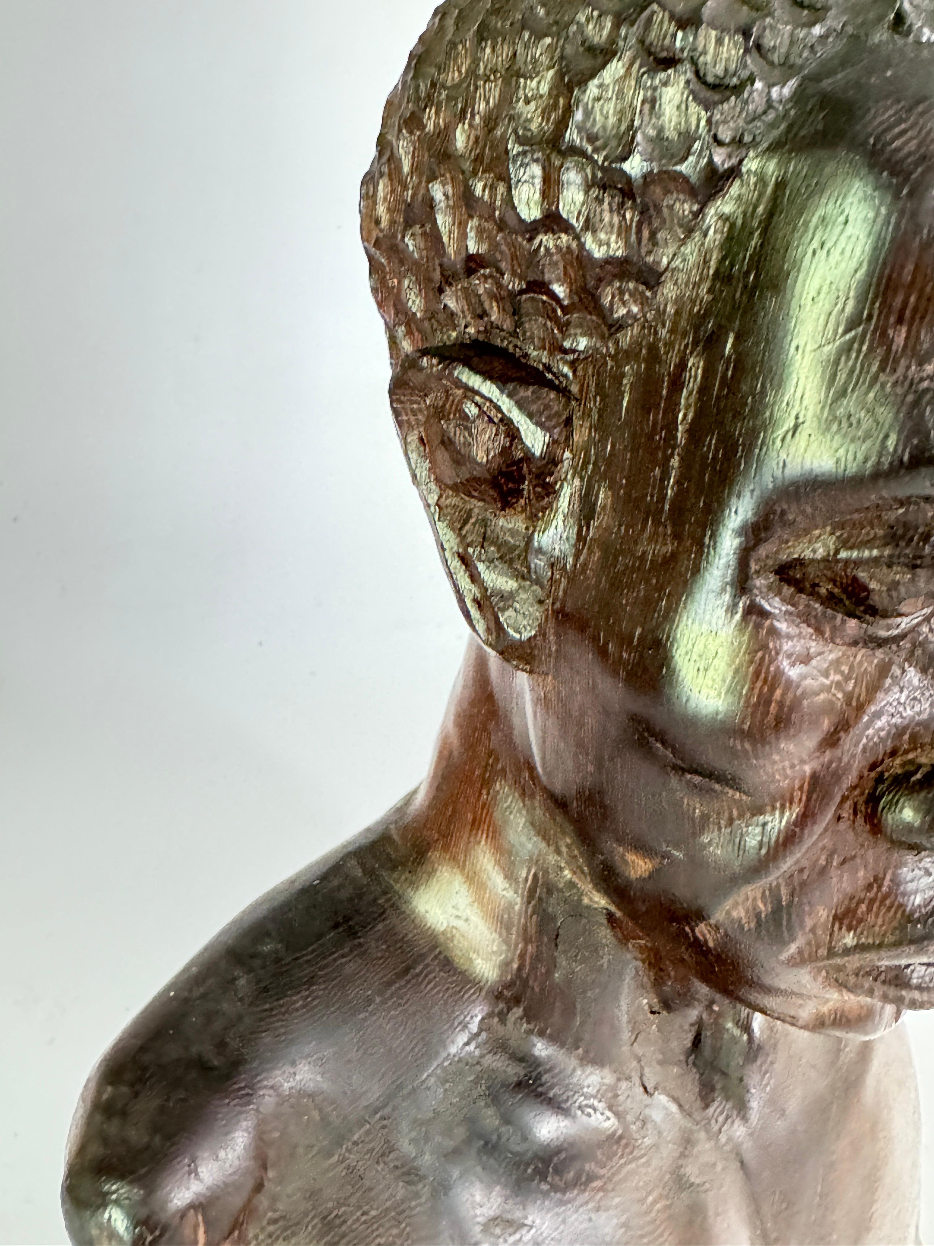 Skulptur aus Holz aus Afrika  Mann Körper, in einem Brown Farbe 20TH Jahrhundert (20. Jahrhundert) im Angebot