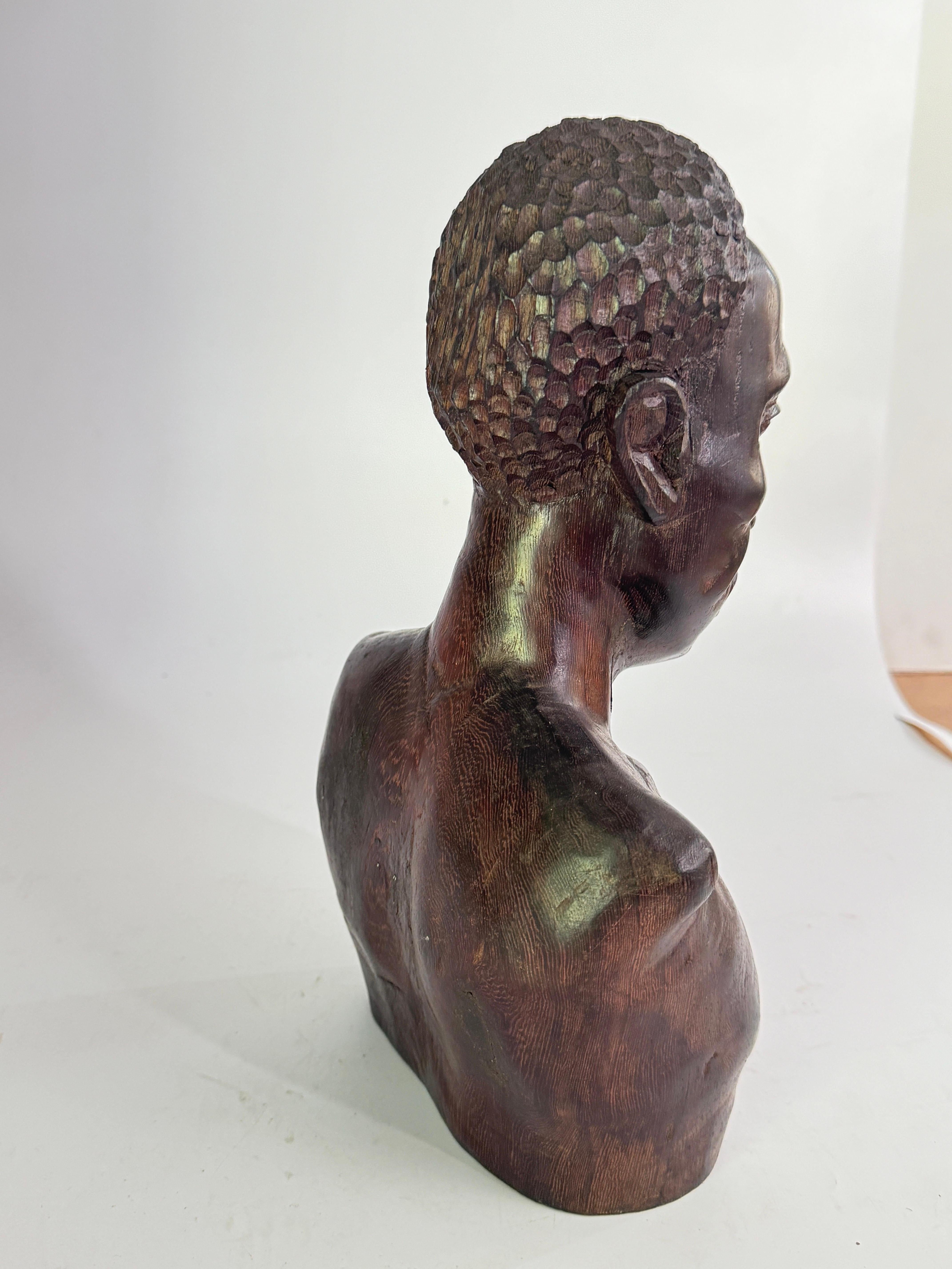 Skulptur aus Holz aus Afrika  Mann Körper, in einem Brown Farbe 20TH Jahrhundert im Angebot 2