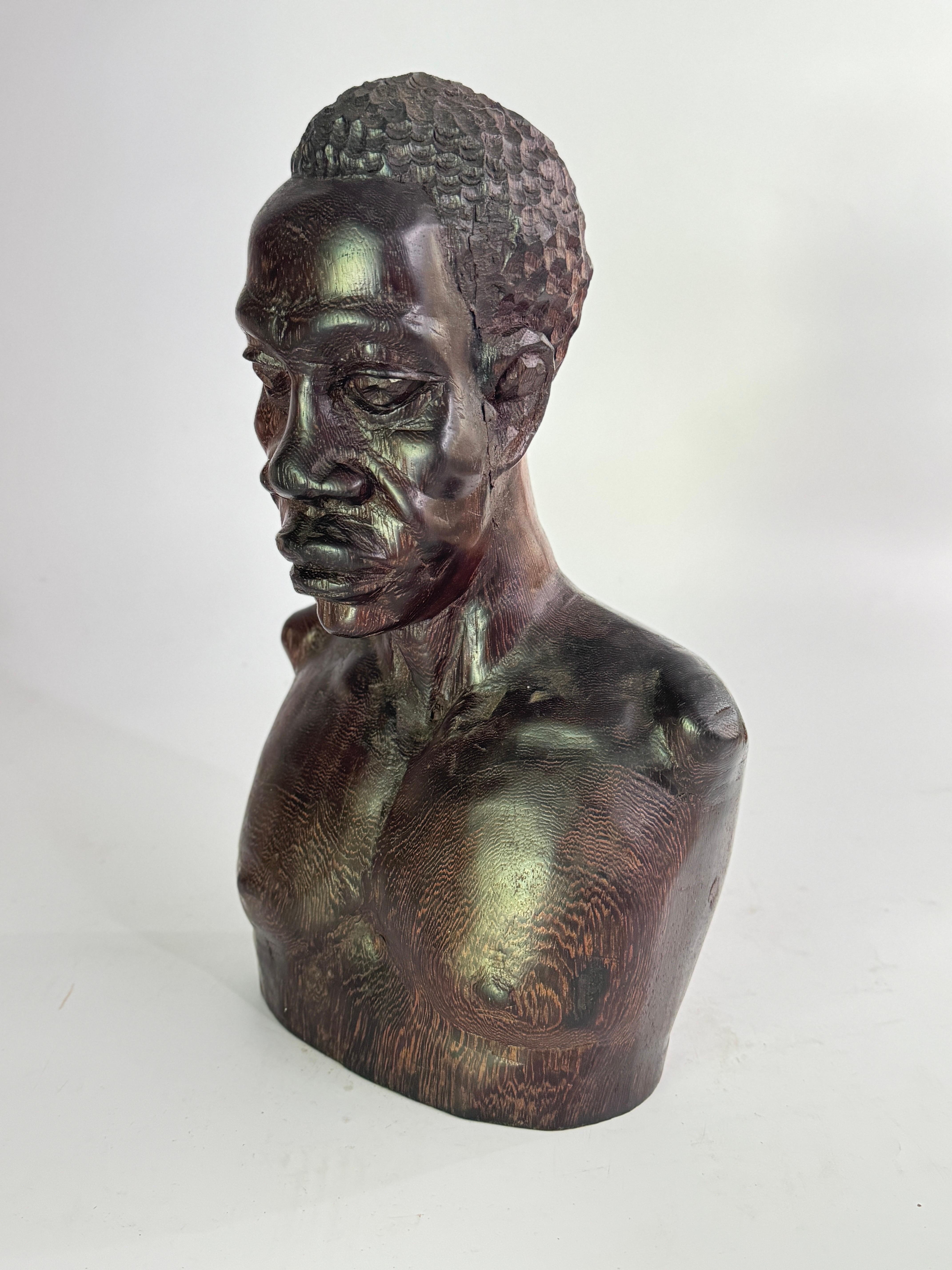 Skulptur aus Holz aus Afrika  Mann Körper, in einem Brown Farbe 20TH Jahrhundert im Angebot 3