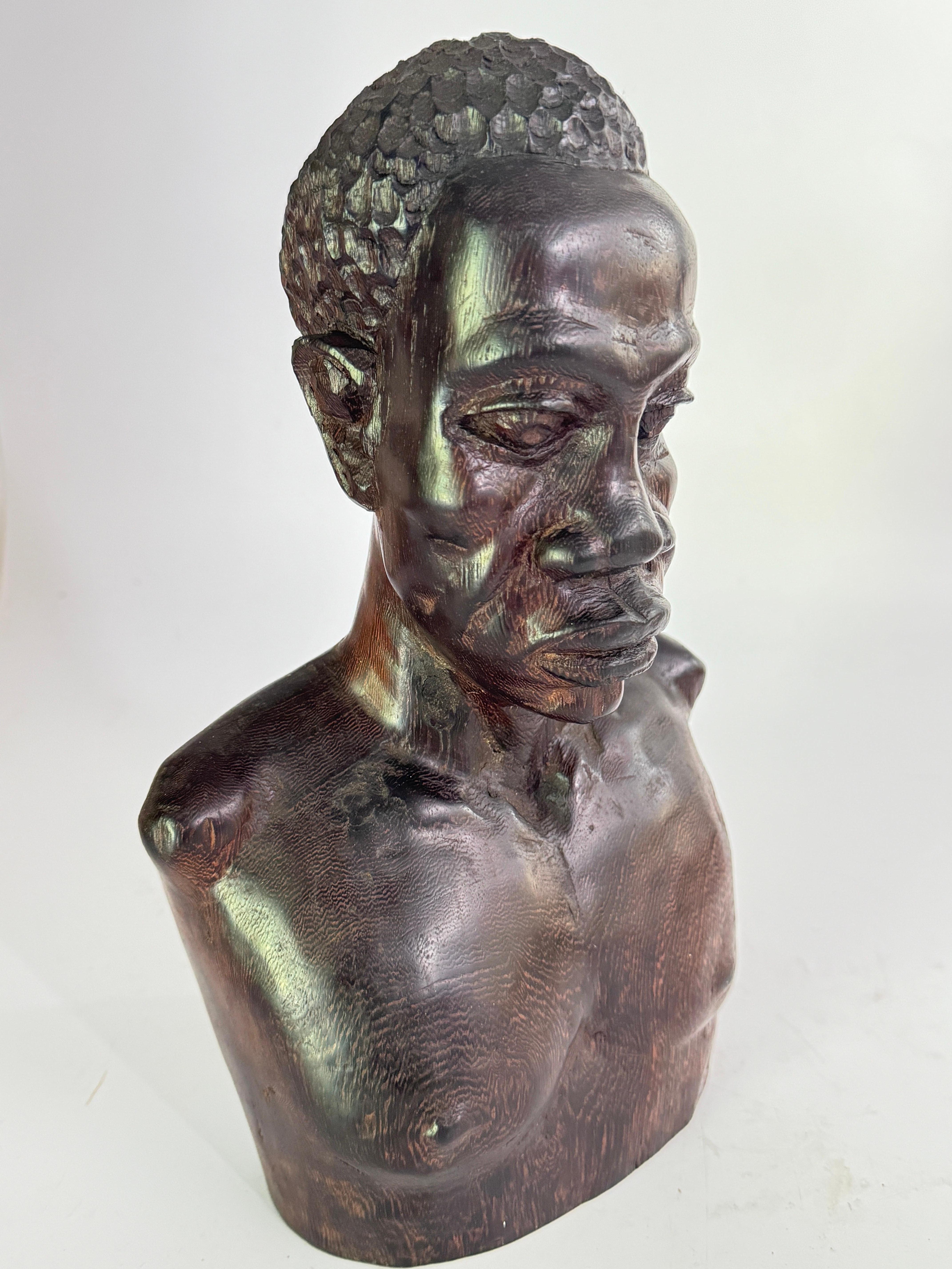 Skulptur aus Holz aus Afrika  Mann Körper, in einem Brown Farbe 20TH Jahrhundert im Angebot 4