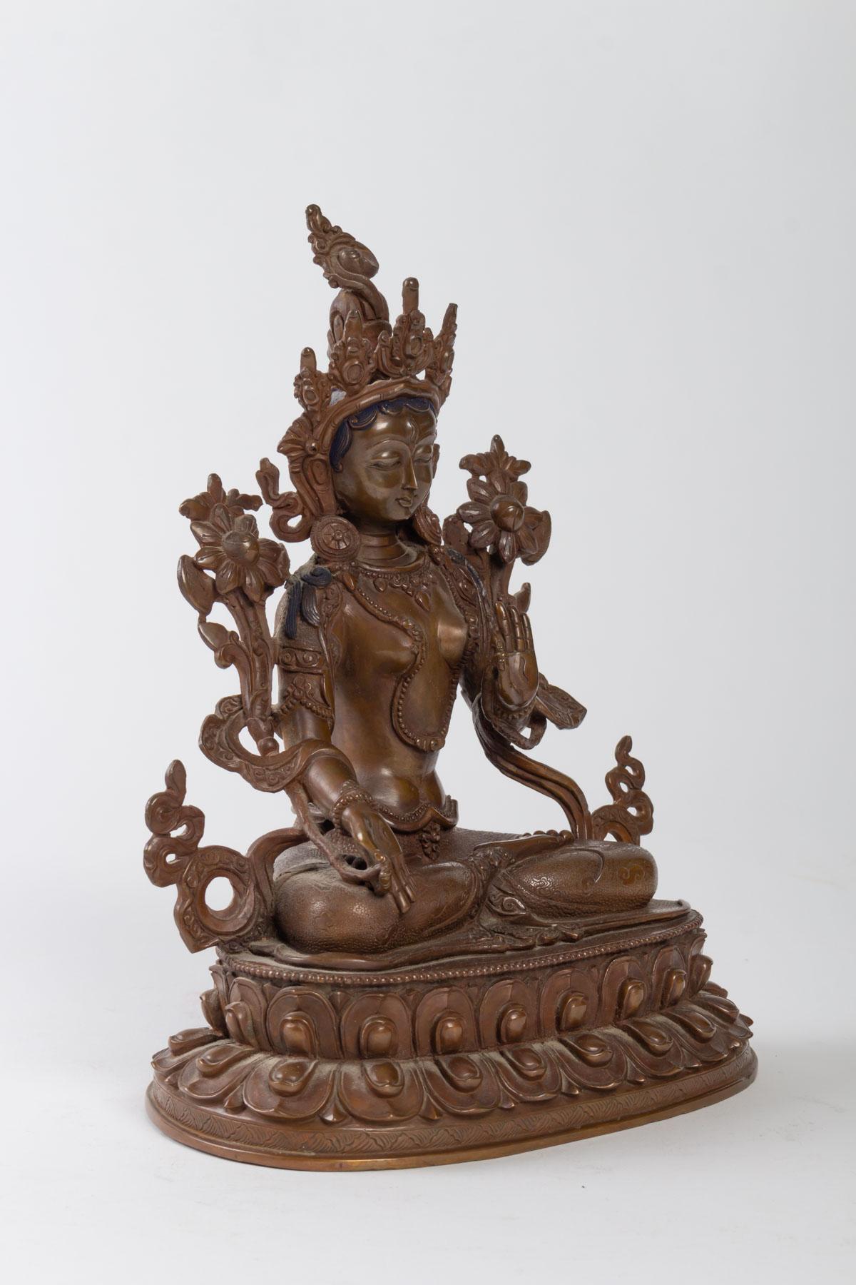 Skulptur Indische Göttin aus patinierter Bronze, schöne Ziselierung, Anfang 20. Jahrhundert.

Maße: H 23 cm, B 18 cm, T 12 cm.
 