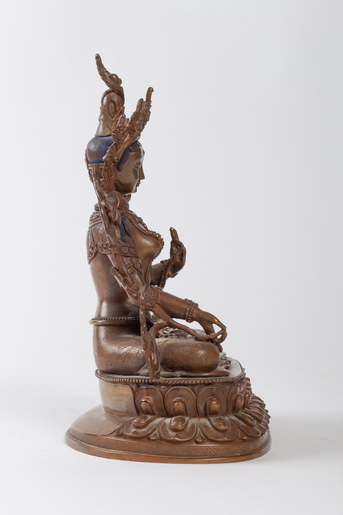 Skulptur Indische Göttin in patinierter Bronze (Asiatisch) im Angebot