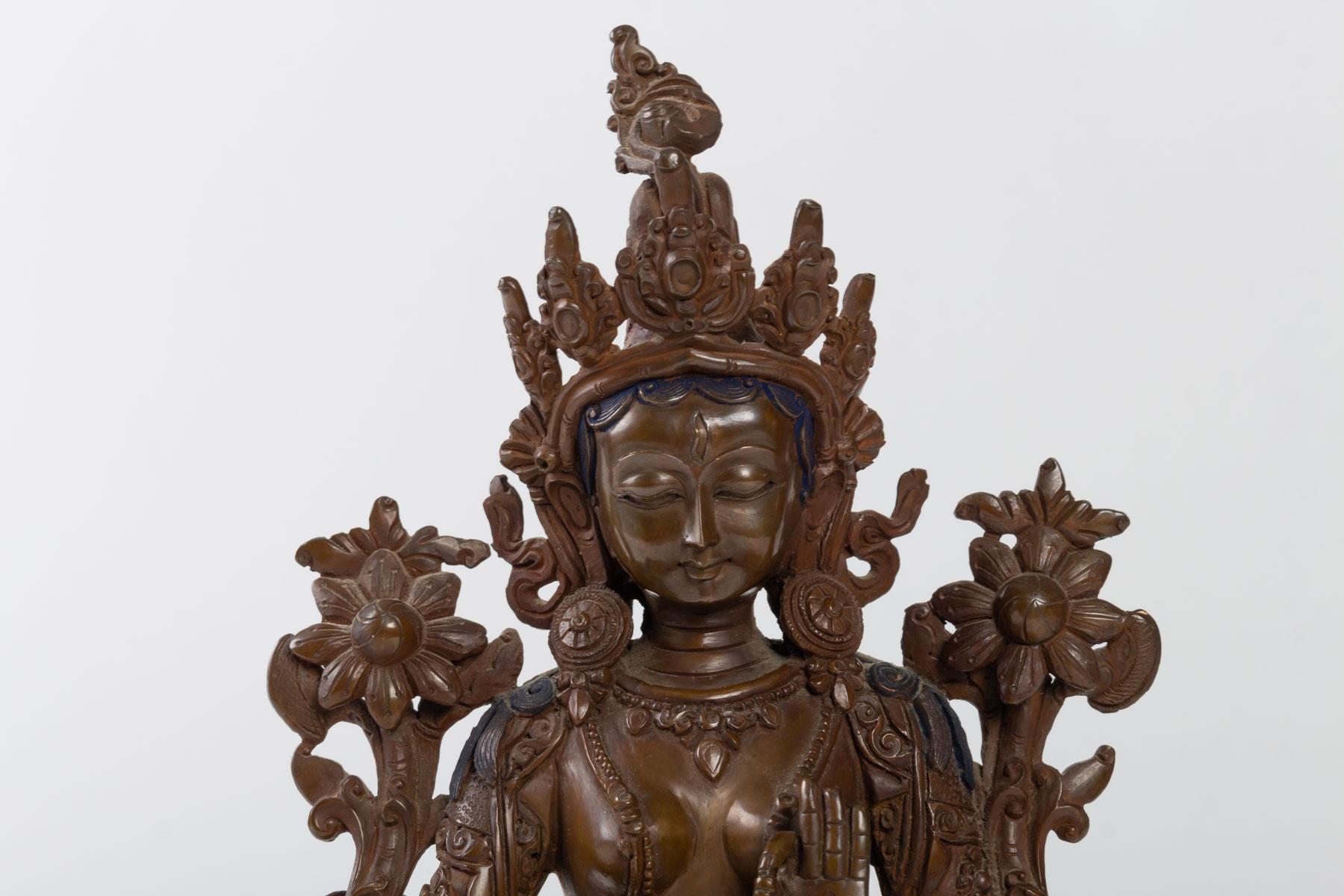 Sculpture de déesse indienne en bronze patiné Bon état - En vente à Saint-Ouen, FR