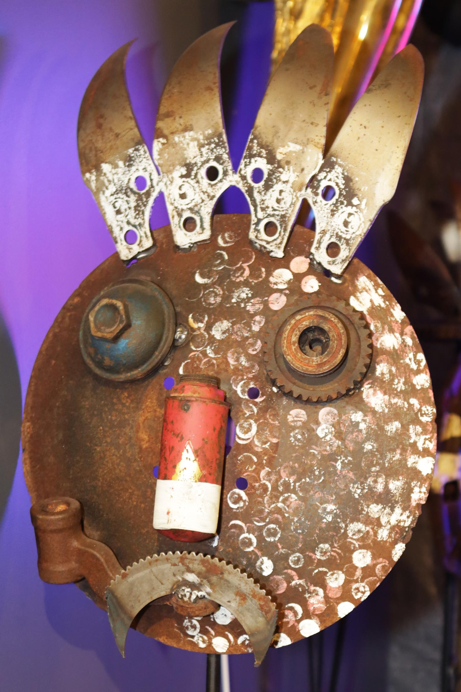 Fait main Sculpture Masque Indus en métal forgé à la main en vente