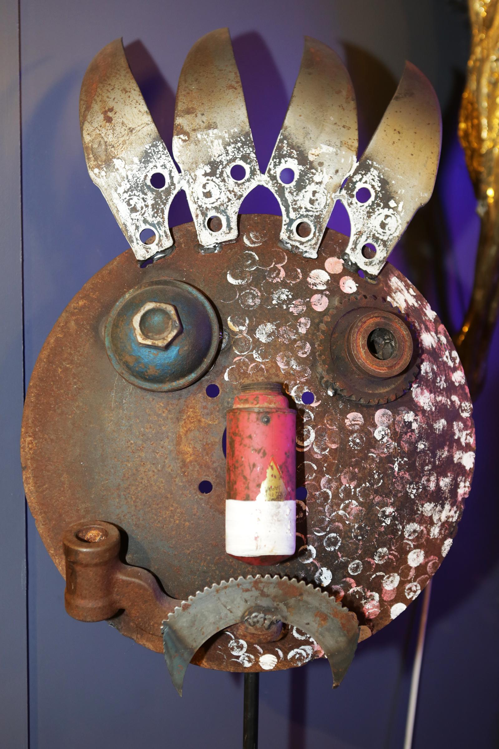 Sculpture Masque Indus en métal forgé à la main Neuf - En vente à Paris, FR