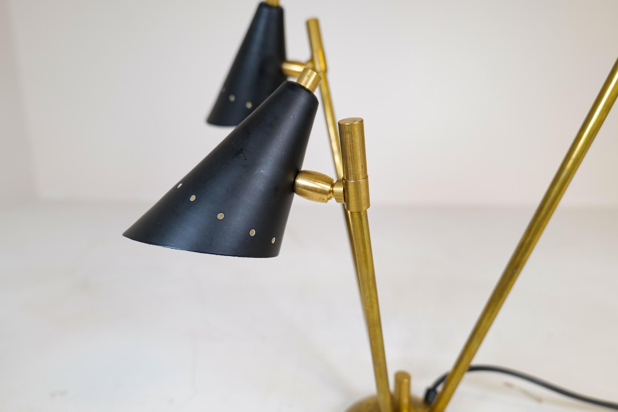 Sculpture de lampe de bureau moderne italienne en laiton et métal, style Stilnovo en vente 5