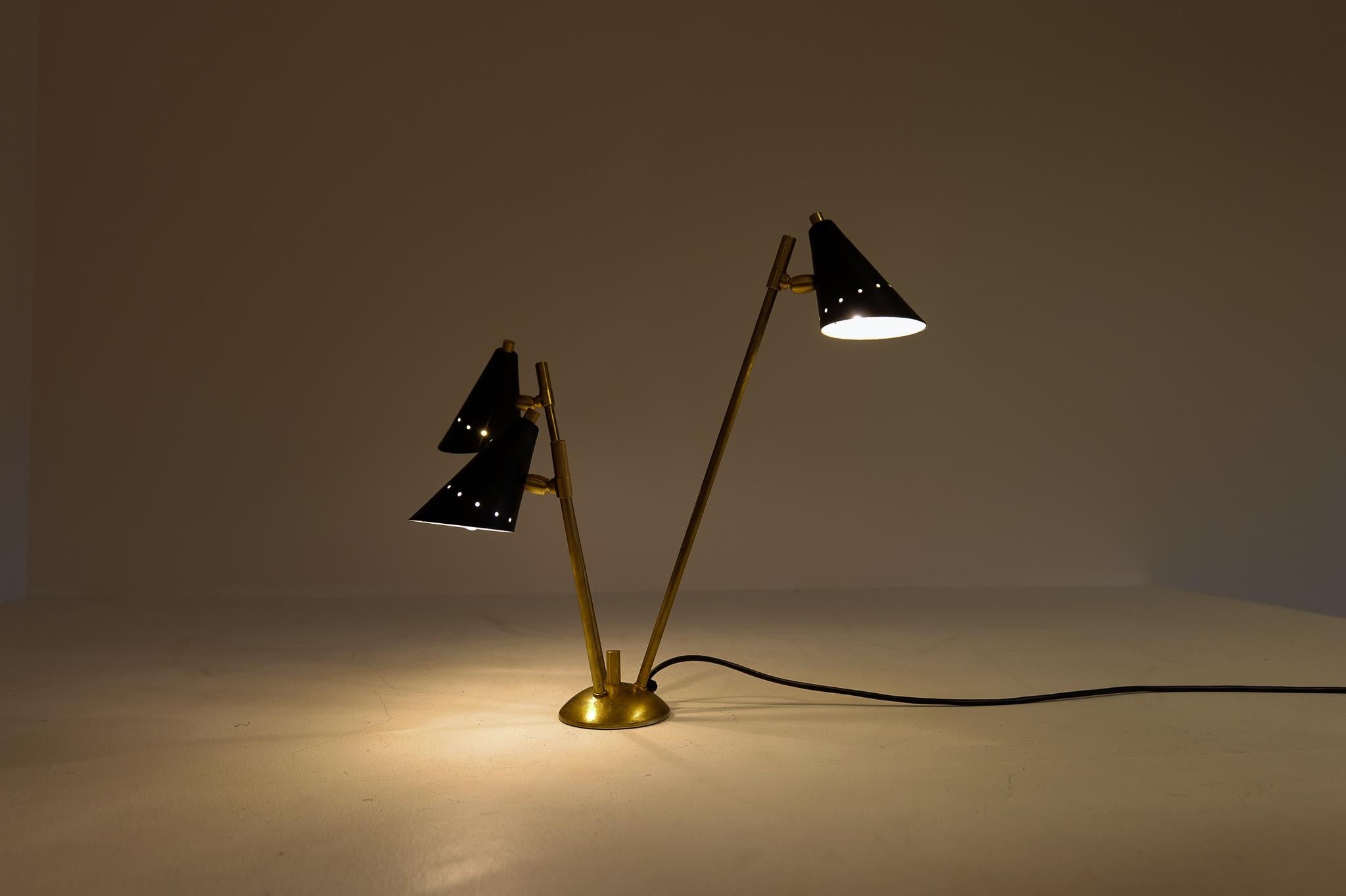 Sculpture de lampe de bureau moderne italienne en laiton et métal, style Stilnovo en vente 7