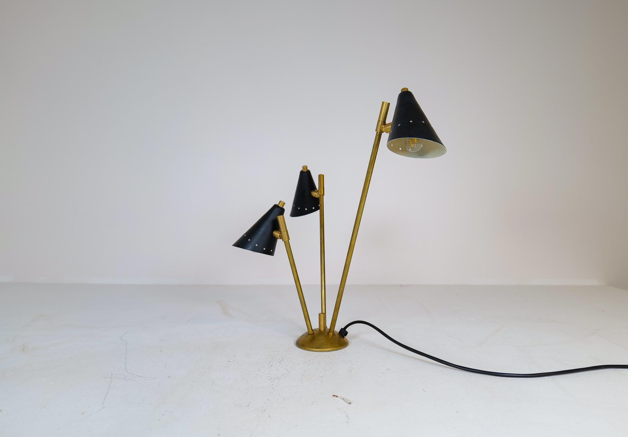 Laiton Sculpture de lampe de bureau moderne italienne en laiton et métal, style Stilnovo en vente