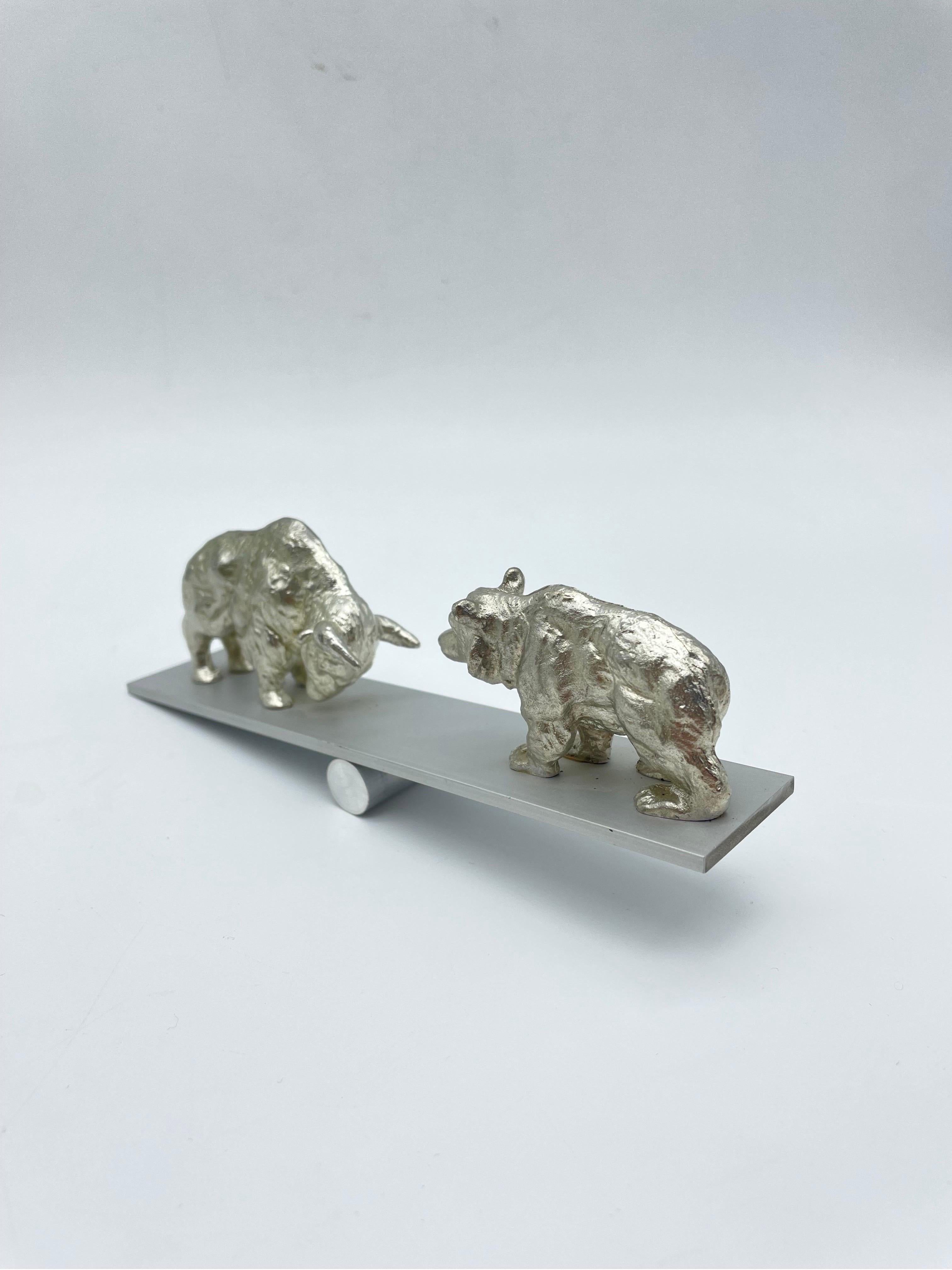 Bronze Sculpture Karsten Klingbeil (ours et taureau de Berlin). Accessoires de bureau/Porte-papier en vente