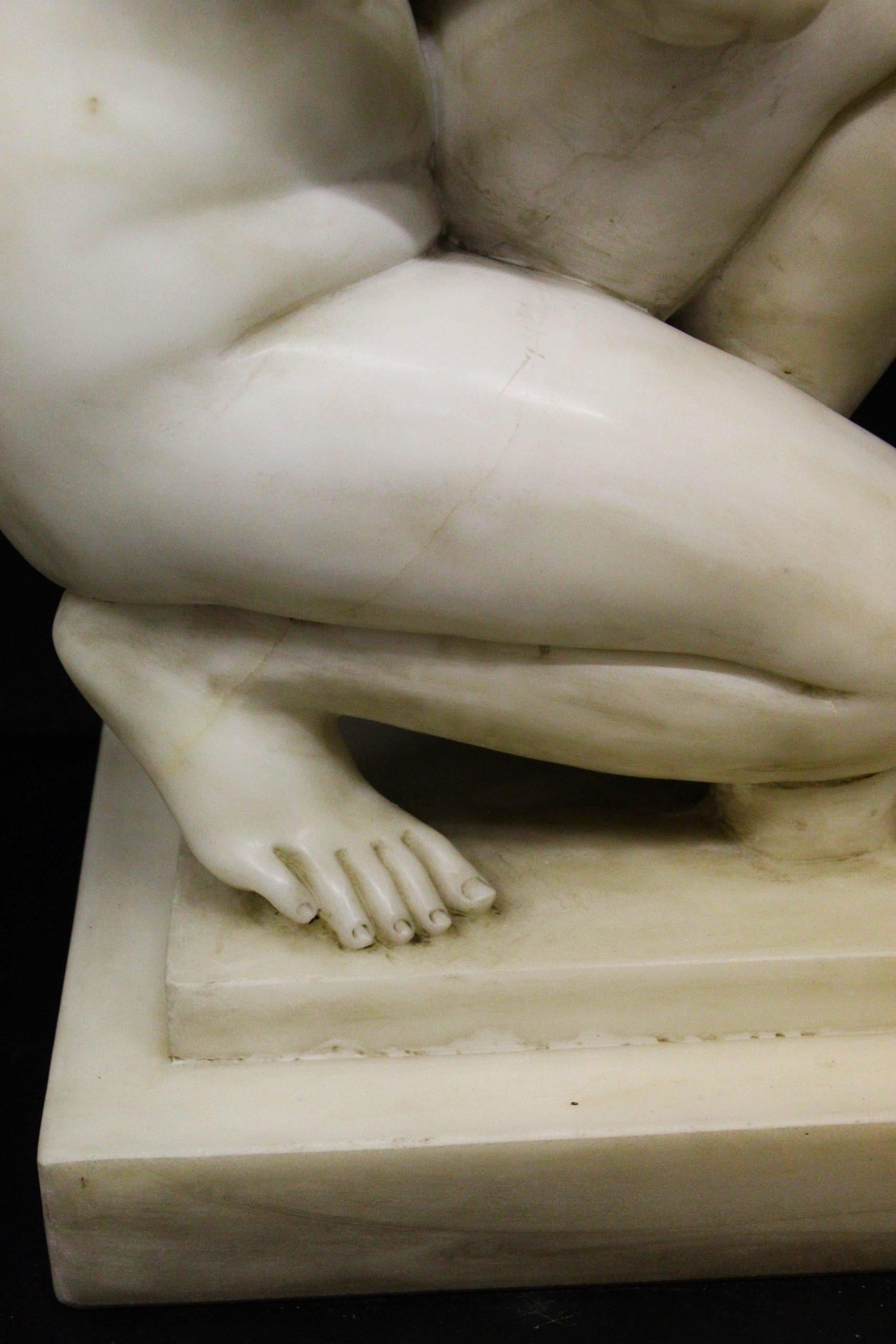 Sculpture de Vénus agenouillée en marbre blanc Bon état - En vente à Rome, IT