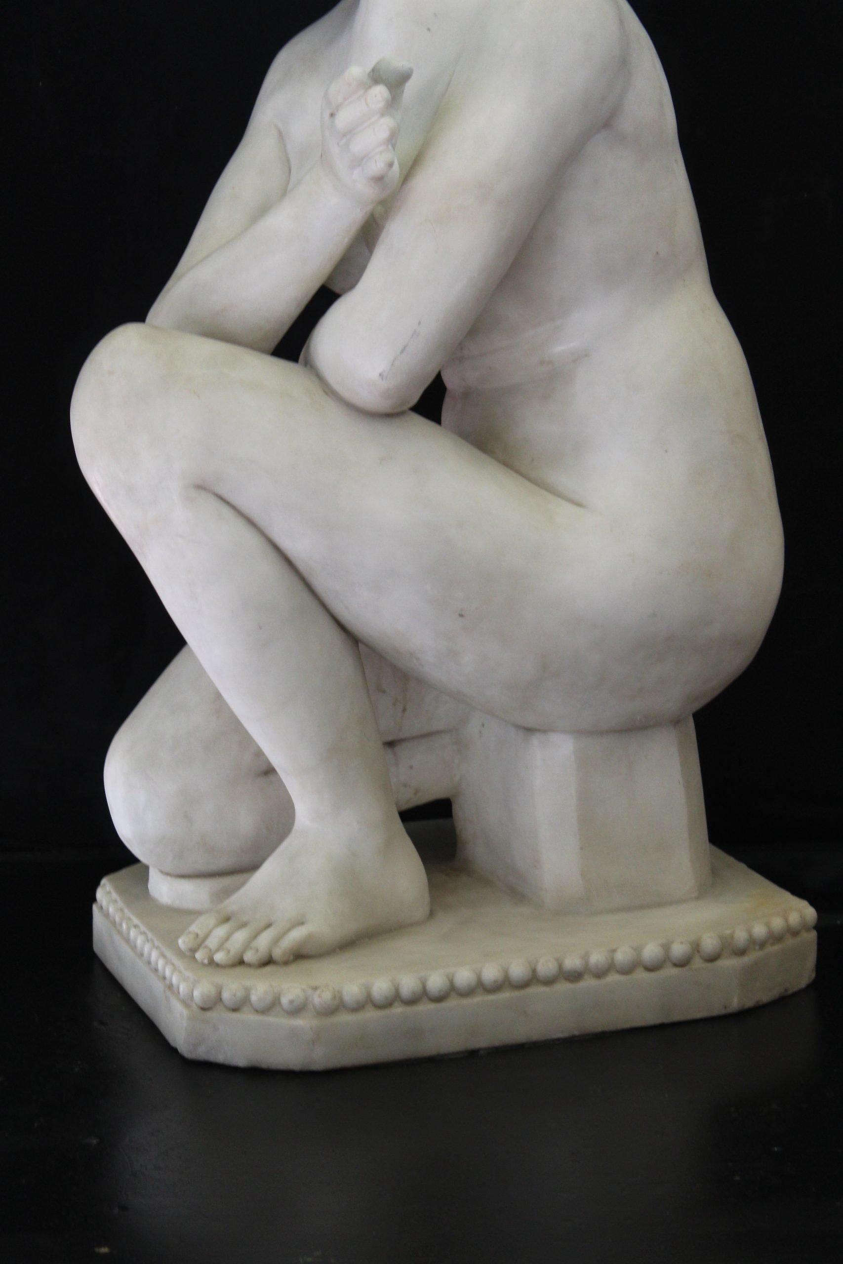 Sculpture, kneeling Venus in white marble In Good Condition For Sale In Rome, IT