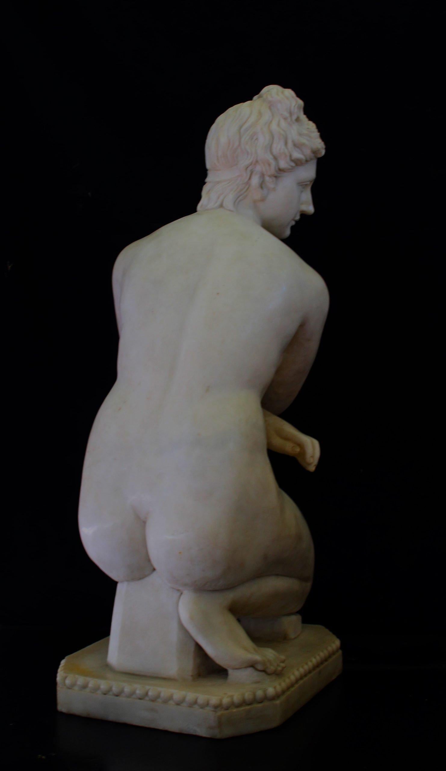 Sculpture, kneeling Venus in white marble For Sale 1
