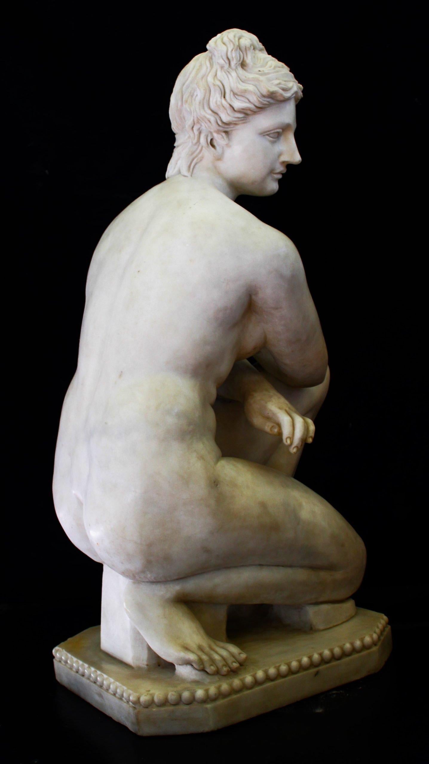 Sculpture, kneeling Venus in white marble For Sale 2