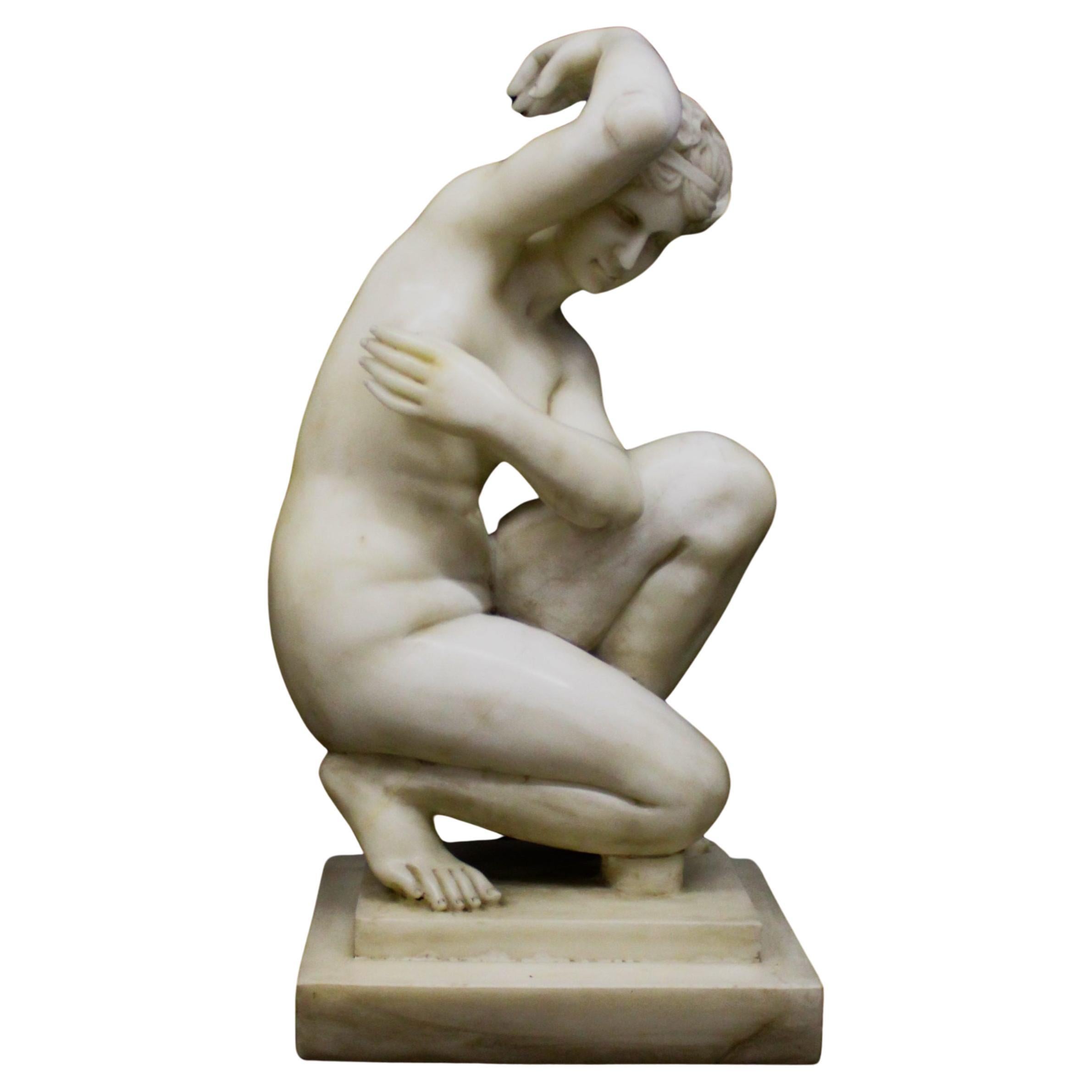 Sculpture de Vénus agenouillée en marbre blanc