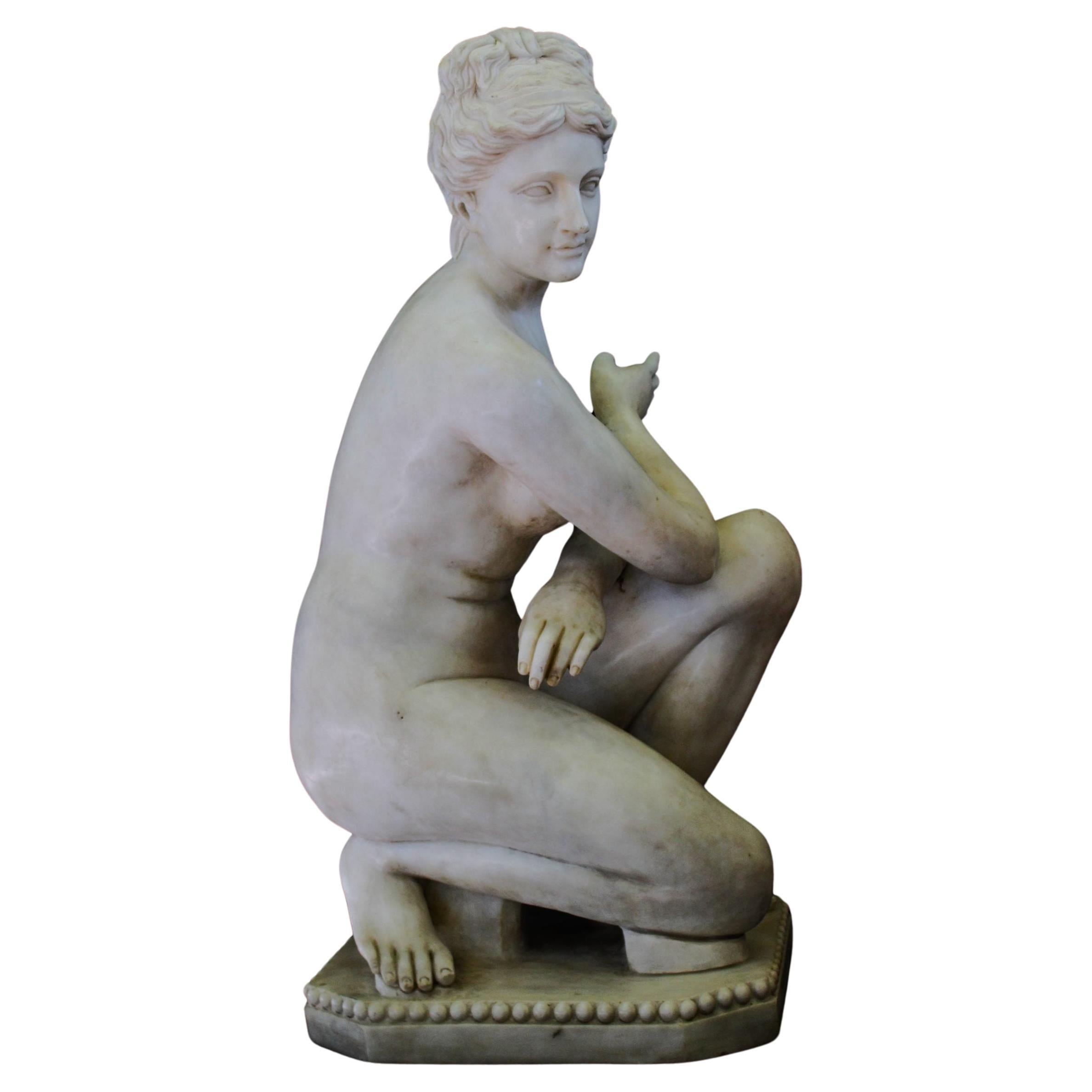 Sculpture, kneeling Venus in white marble For Sale