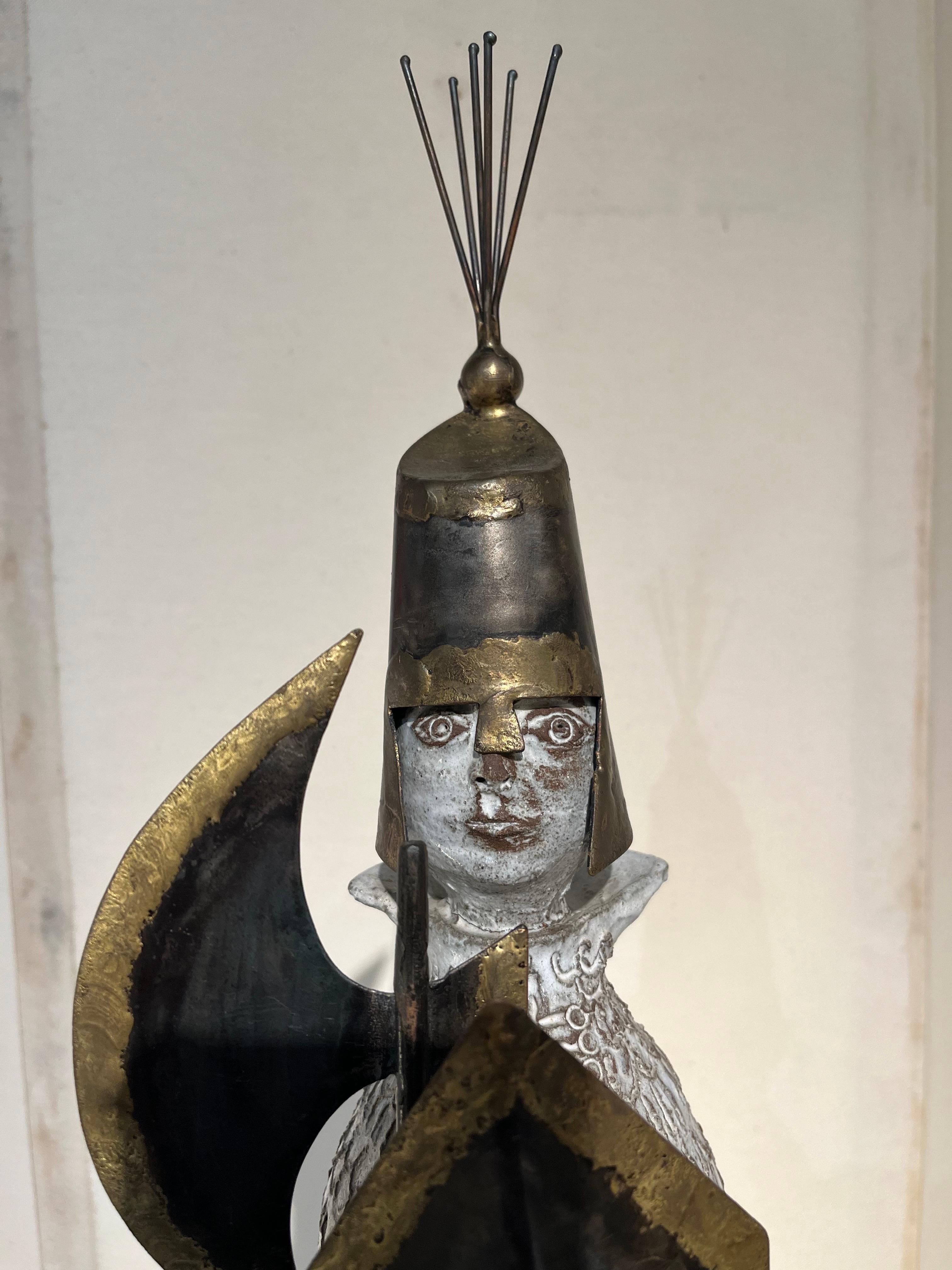 Rare sculpture de chevalier en faïence émaillée d'Albert Thiry, France vers 1950.
Signé.

Albert Thiry (1923-2009)

Céramiste originaire de Nice, il étudie à l'Ecole des Arts Décoratifs de la Ville. Il s'installe avec son épouse Pyot Gavaudan dès