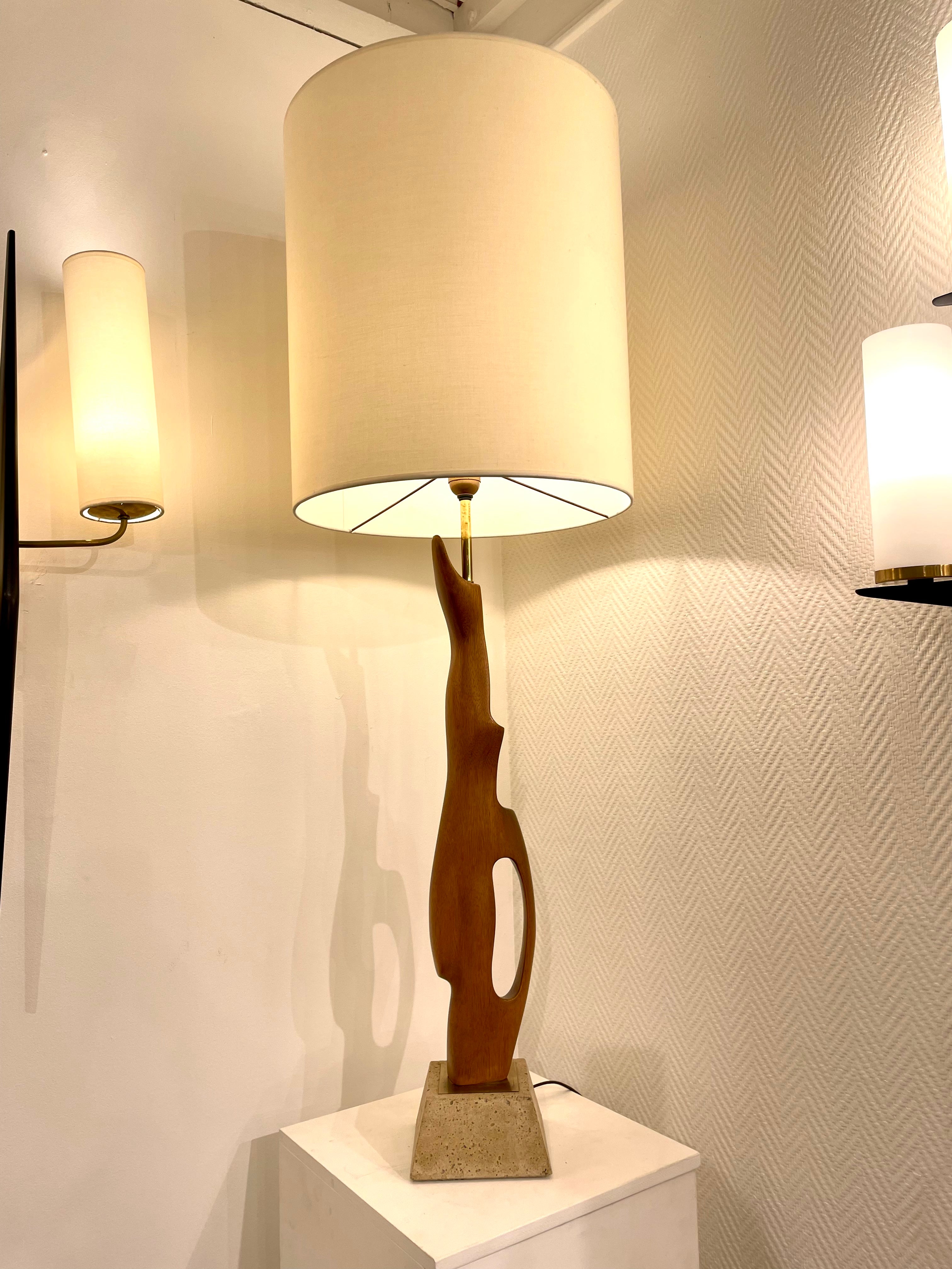 Lampe-sculpture de 1960 en bois et travertin.