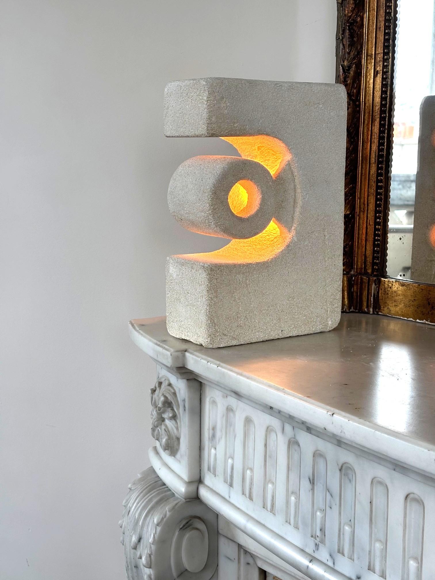 Lamp sculpture by the artist Albert Tormos; the lamp is signed by the artist at the back.
Large size (30 cm/ 11.8 inches high) for the artist’s creations, it brings a warm and refined light source.
Albert Tormos is a French artist who died in 1982.