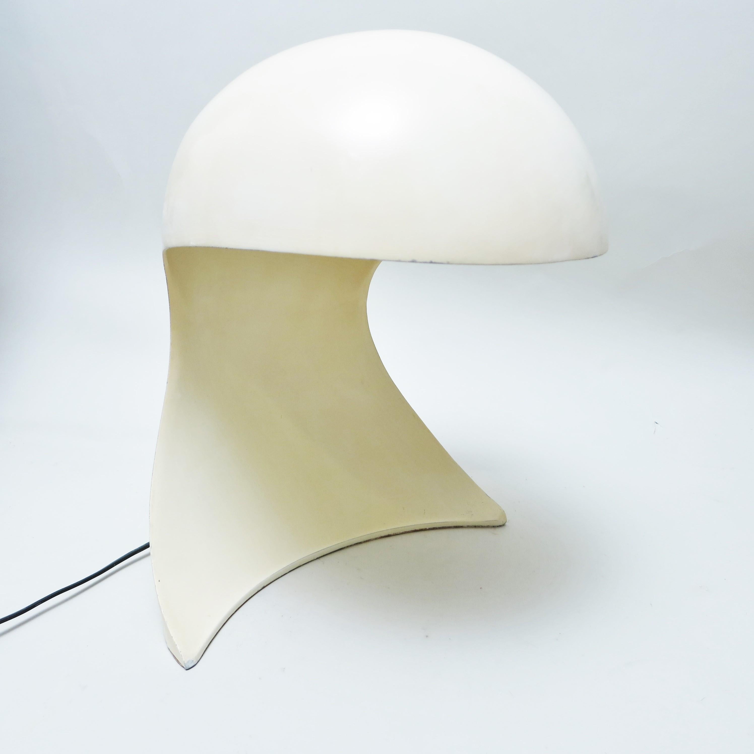 Rare and sculptural Dania table lamp designed by Dario Tognon with Studio Celli for Artemide in 1969 made of one heavy piece of aluminium cast lacquered white cream.