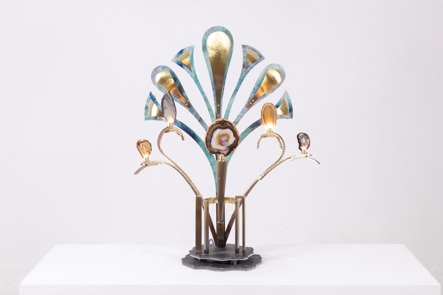 Skulptur-Lampe mit Achaten in Bronze gefasst, der unregelmäßig geformte Schiefersockel.

Einzigartiges Stück.

Abmessungen: H 78 x B 28 x T 32 cm

Referenz: LS63804009M