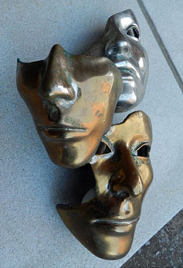 Européen Lampe sculpturale avec décoration de visage en bronze et 3 patines, circa 1960/1970 en vente
