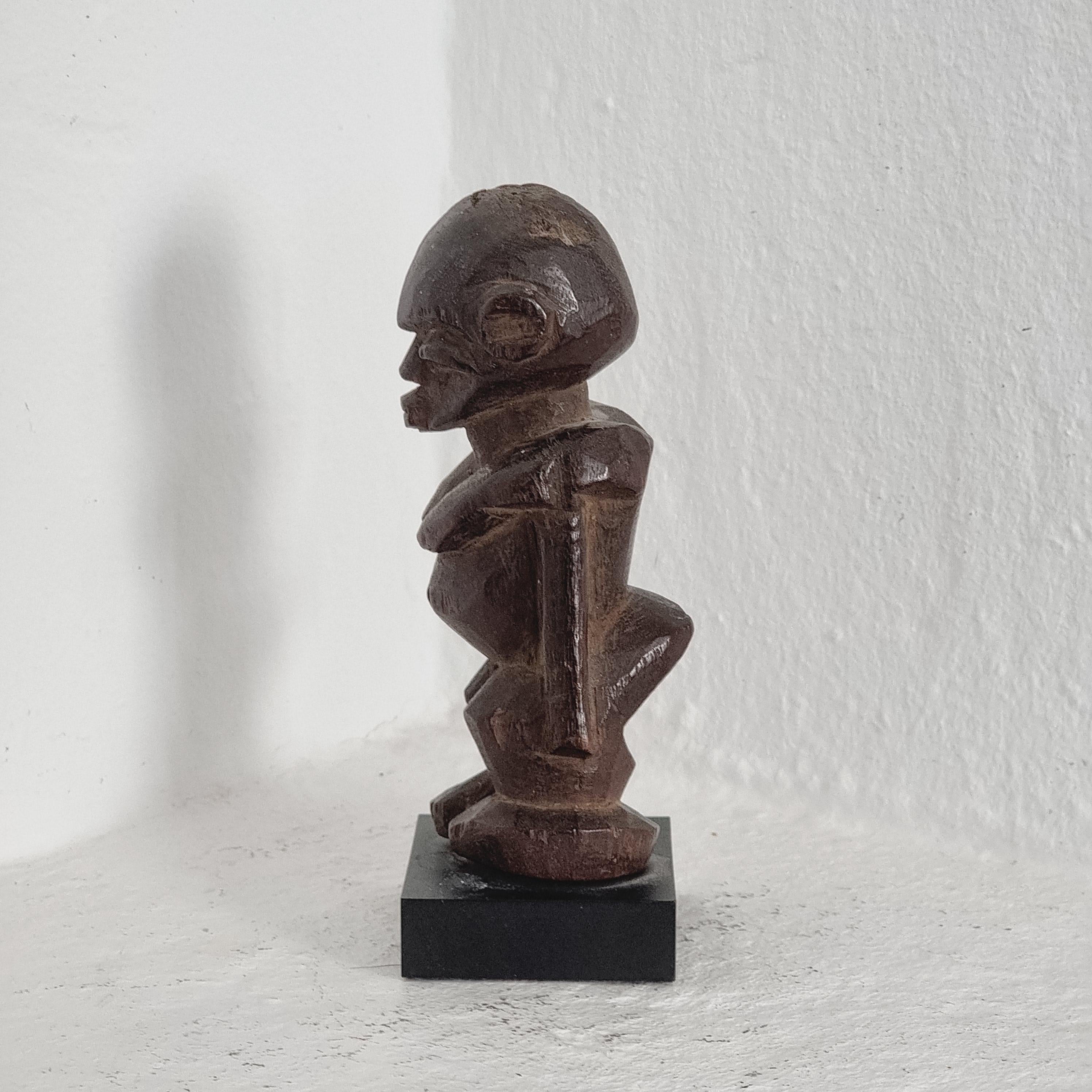 Sculpture, Lobi Male Figure with one hand pointing upwards, Burkina Faso. Mid/late-1900s. 

Height excl. base 13 cm. Total height 15 cm. Patina, signs of age.

Provenance: Dealer and collector Peter Willborg (1959-2019, Sweden).