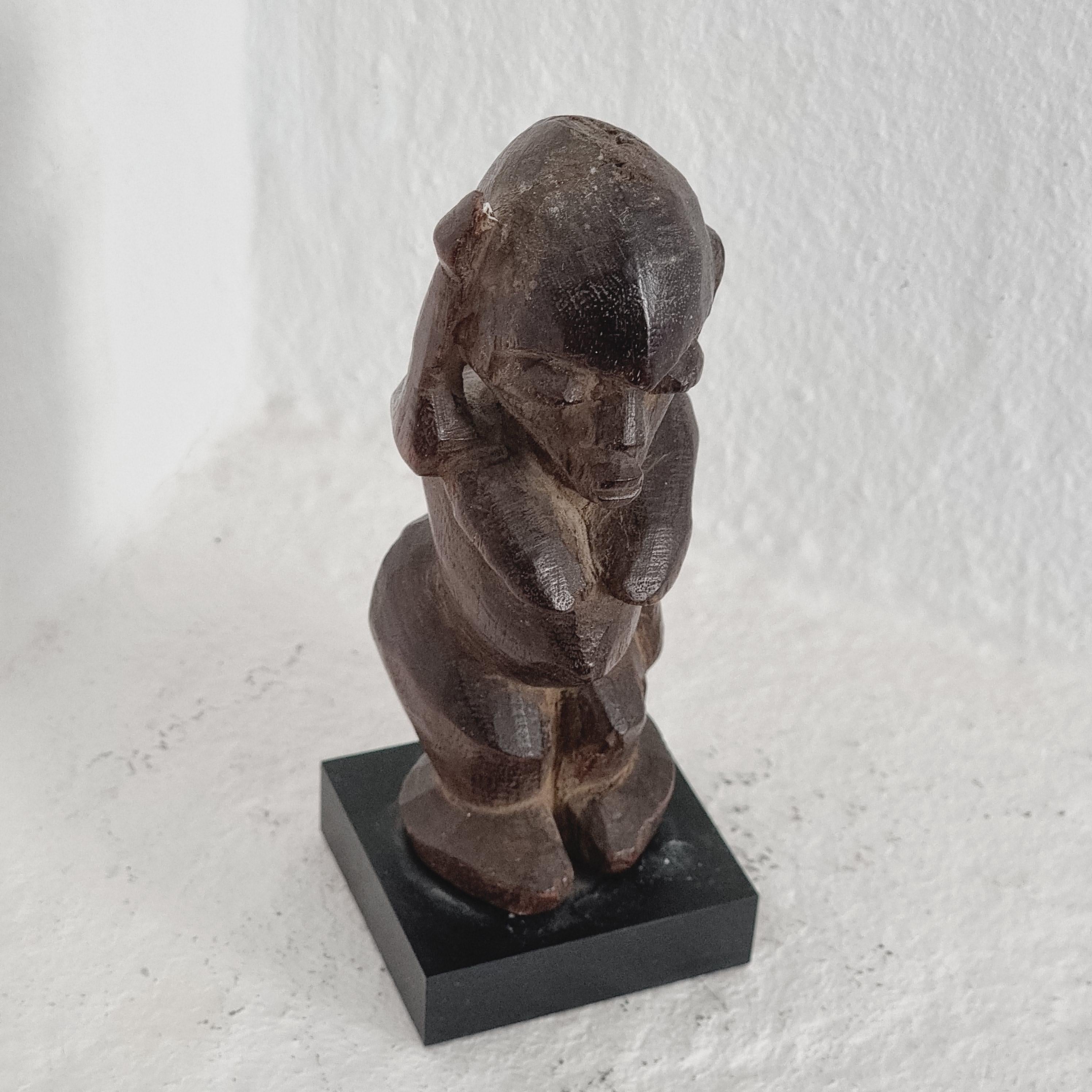 Sculpture, figure masculine Lobi, Burkina Faso, milieu/fin des années 1900 Bon état - En vente à Stockholm, SE