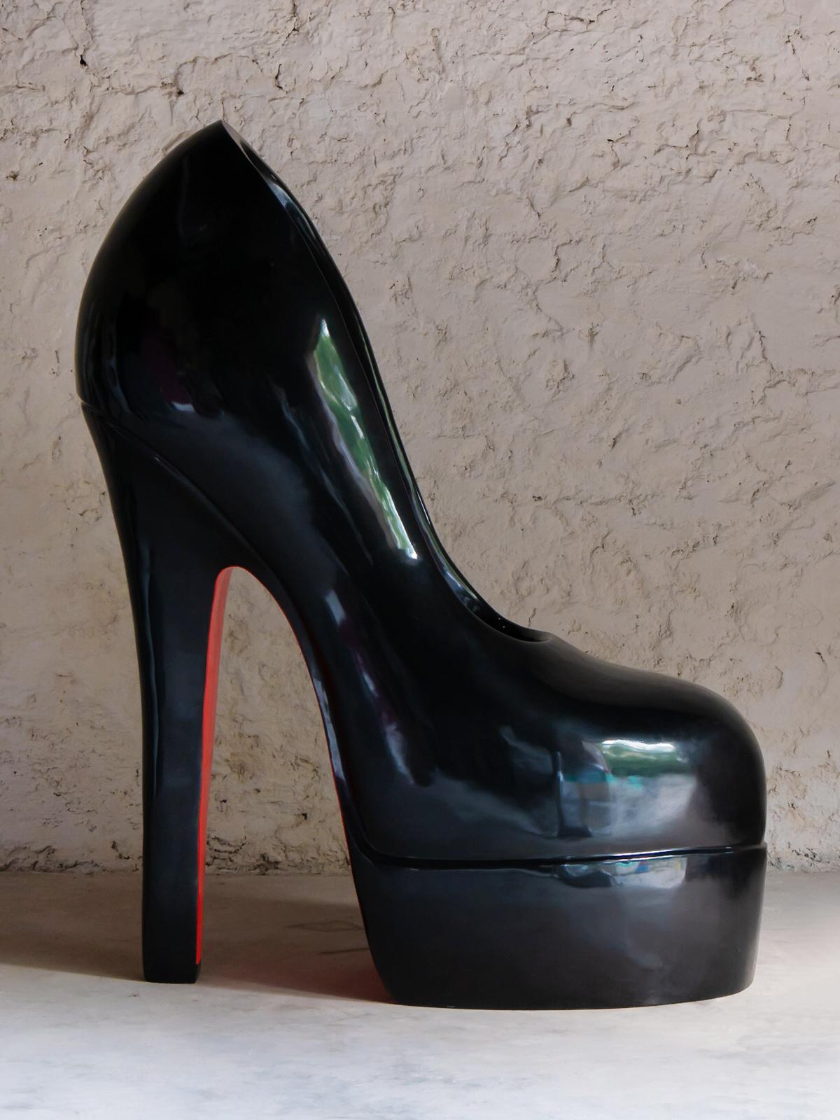 Louboutin black shoe sculpture,
Limited edition of 4 pieces. In black
lacquered finish.
Exceptional piece.