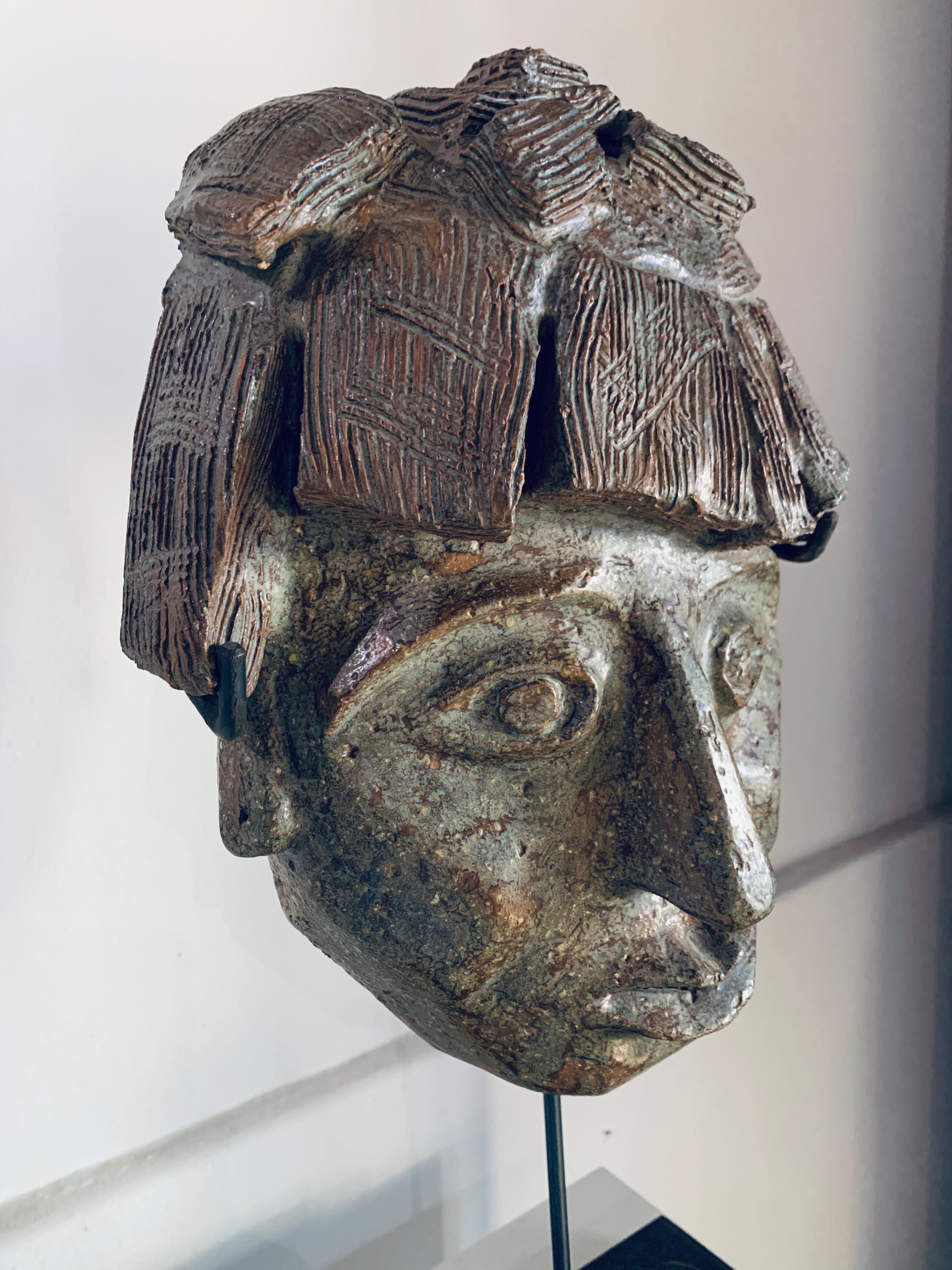 Sculpté à la main Sculpture masque, Terre cuite émaillée, Signé, Italie 1960 en vente