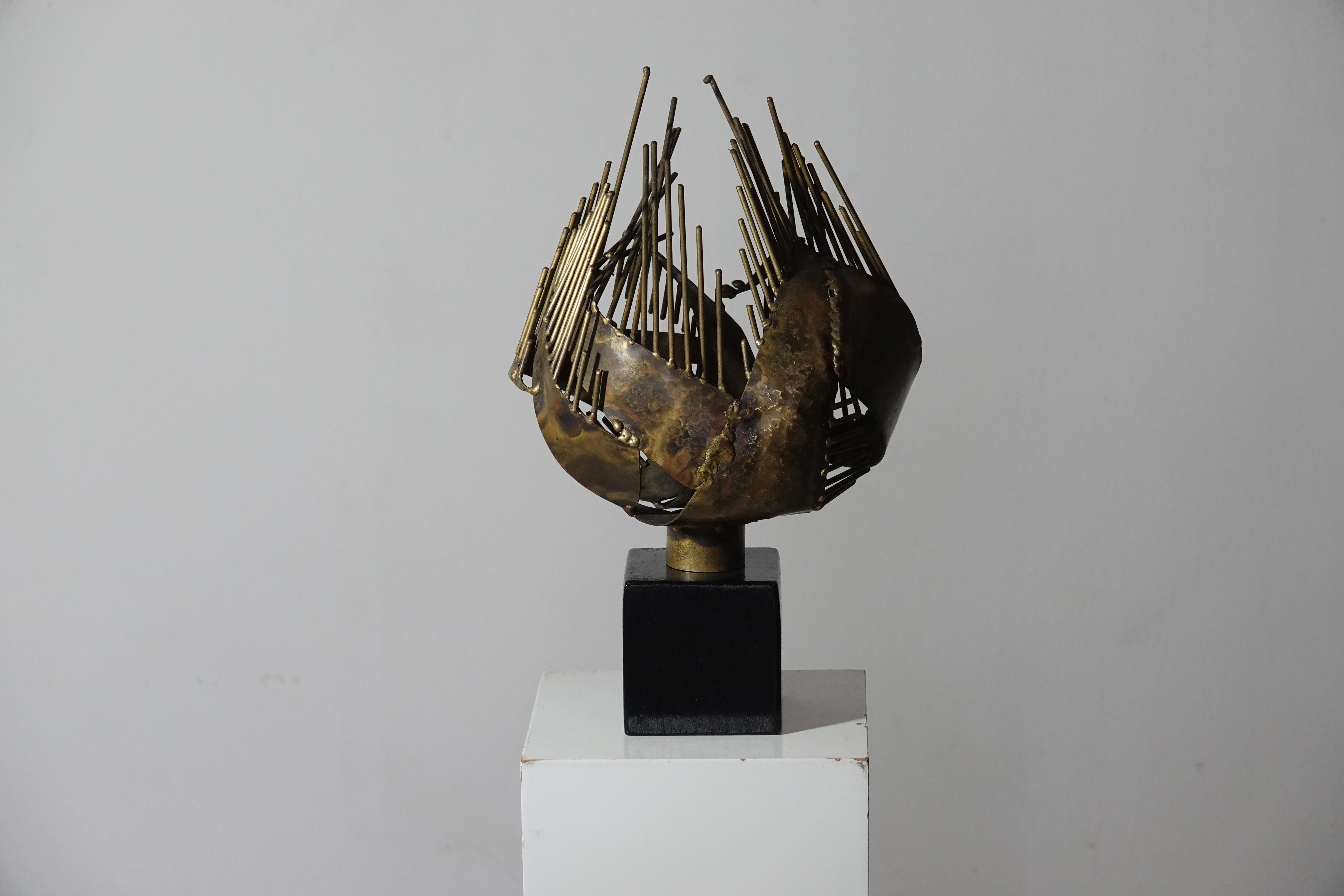 Sculpture Maurice GUILLAUME ( 1920-2015 ).

Laiton soudé sur base en bois laqué noir.

Pièce unique, signée 