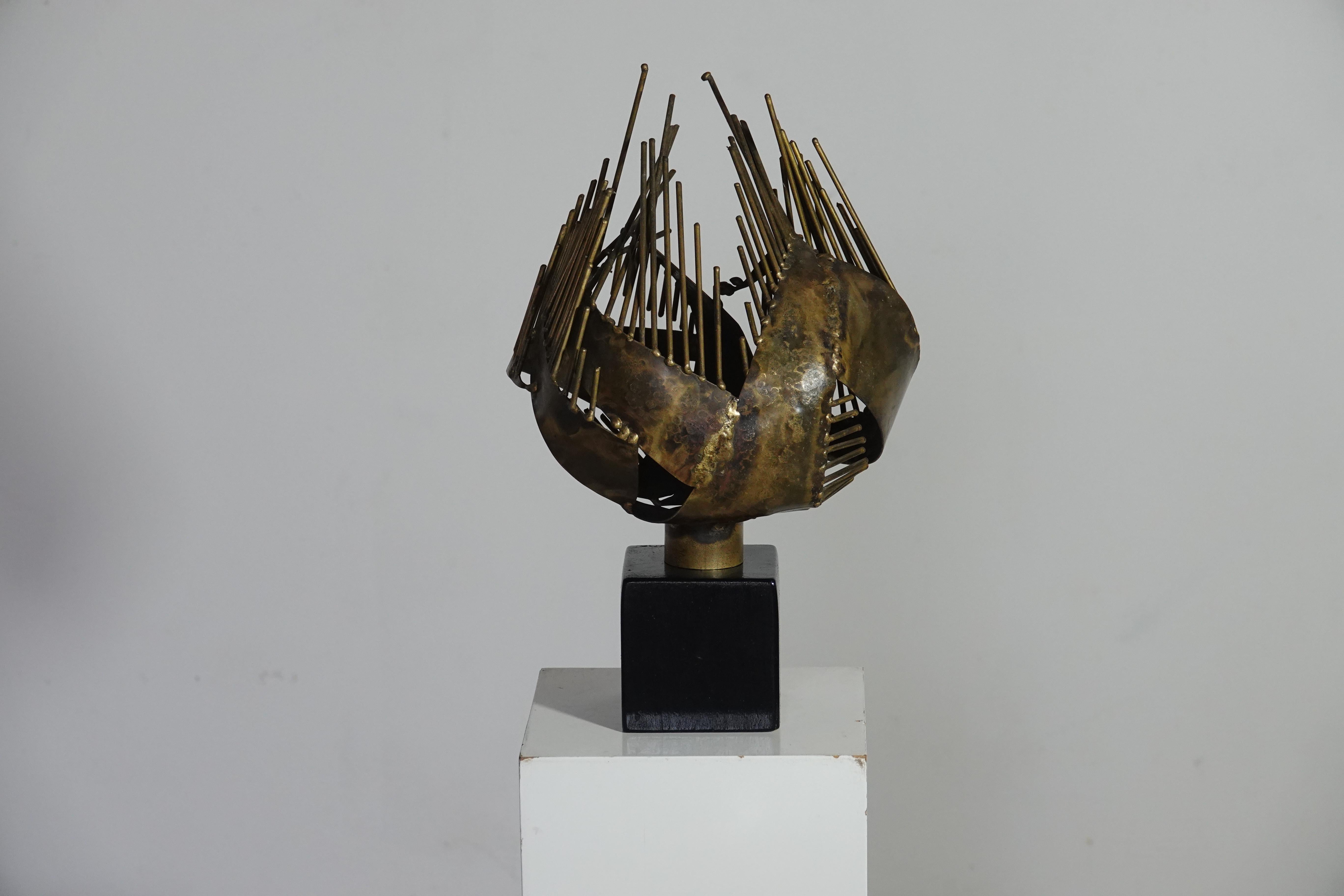 Postmoderne Sculpture Maurice GUILLAUME Laiton soudé sur base en bois laqué France vers 1970 en vente