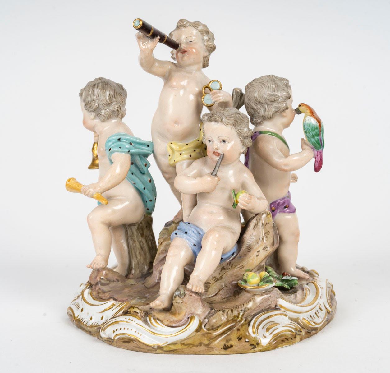 Scultura, gruppo di Meissen Porcelain, i 5 sensi, XIX secolo, periodo di Napoleone III.

Una scultura in porcellana di Meissen, Germania, che rappresenta i 5 sensi, gusto, udito, vista, tatto, olfatto, XIX secolo, periodo di Napoleone III.
H. 14cm,