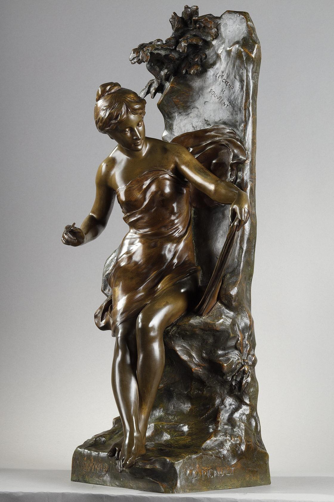 Patiné Sculpture Memoria en bronze patiné, signée Emile Louis Picault en vente