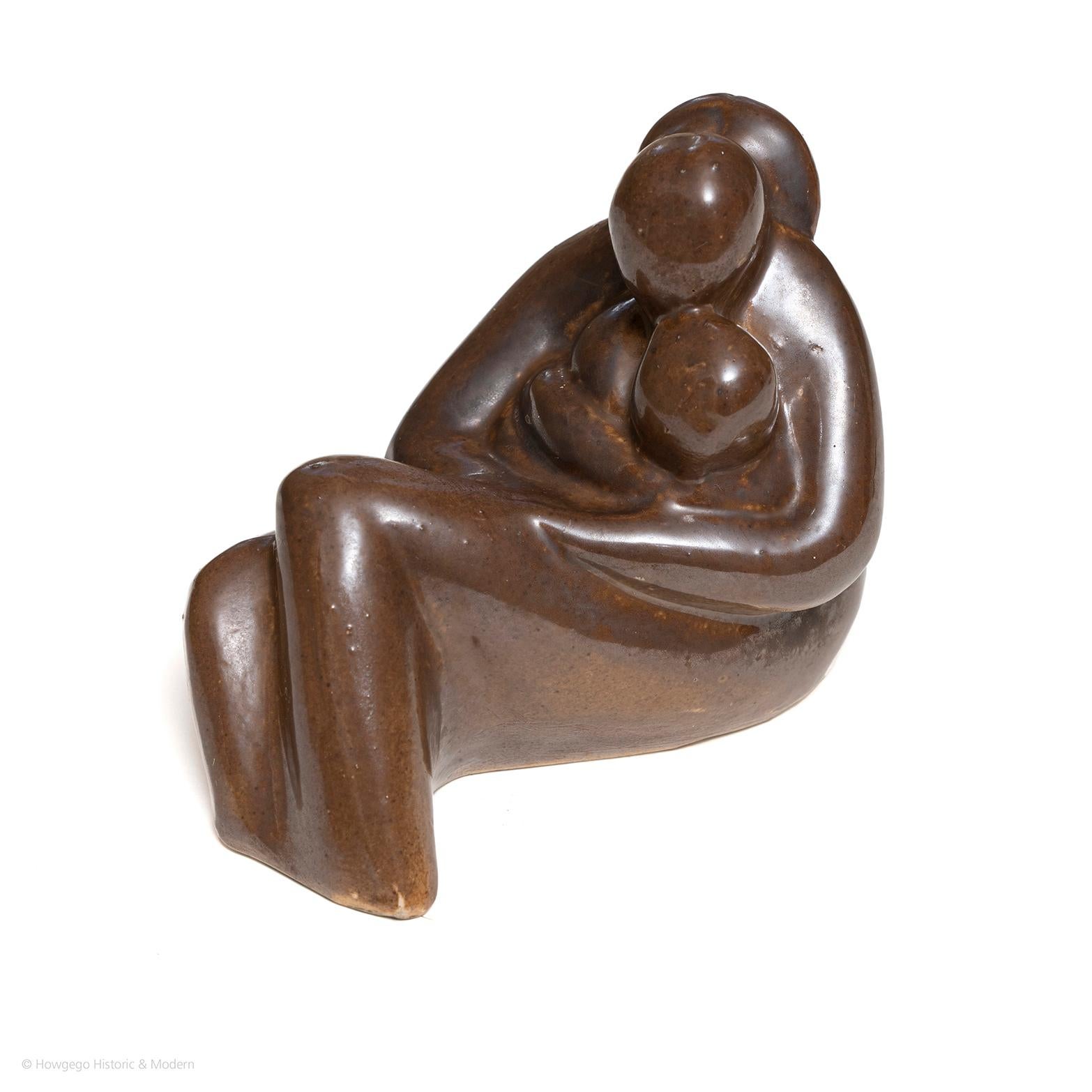Petite sculpture biomorphique en poterie de 12,5 cm de haut représentant une mère dans une pose allongée tenant deux enfants.  glaçage brun.  Le fond est estampillé 