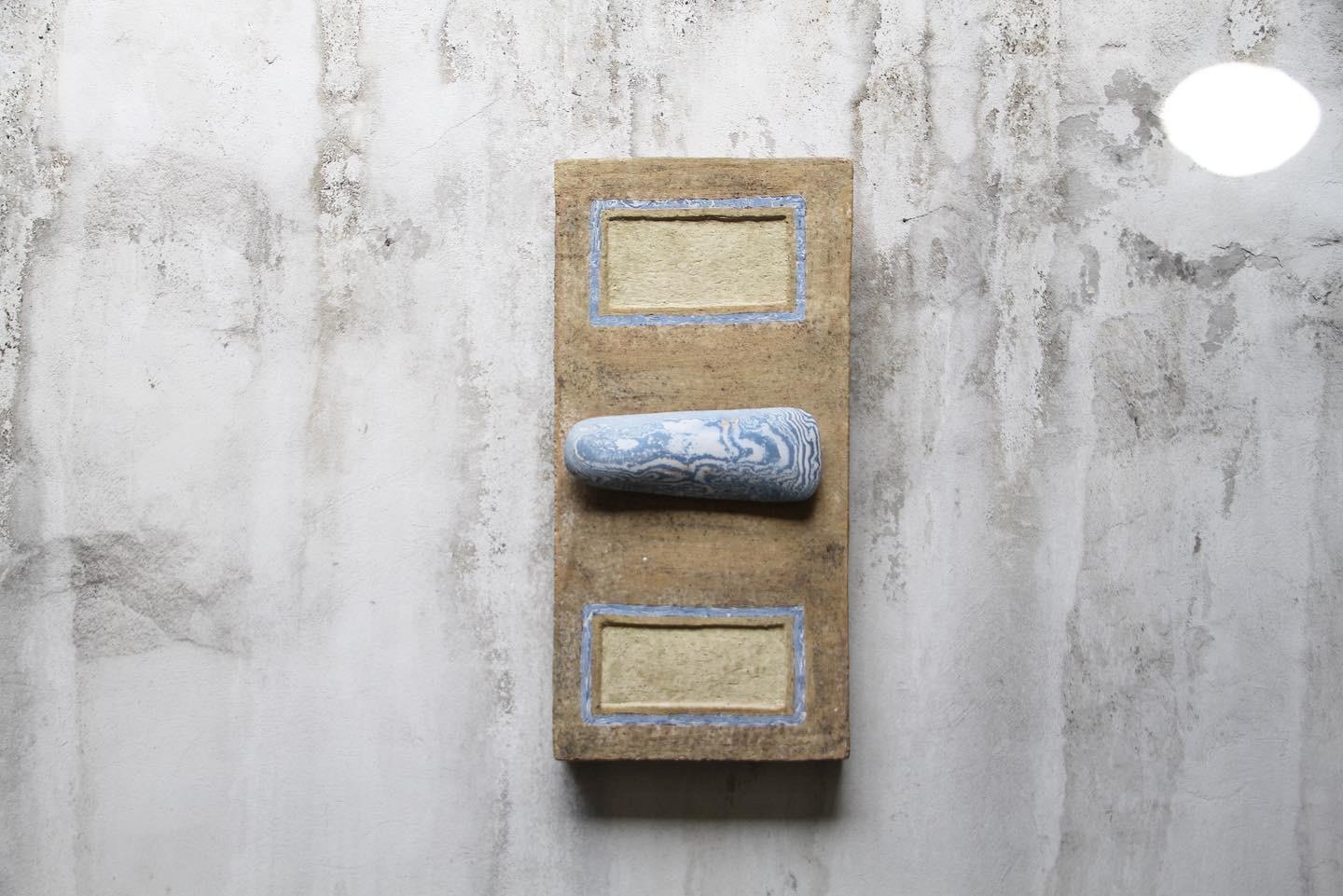 Superbe sculpture murale brutaliste vintage des années 1960/70 et terre cuite agrémentée d'une pièce de forme libre en relief. 

Travail d'artiste d'une incroyable qualité et très décoratif. 

Peut potentiellement être électrifié pour un rendu de