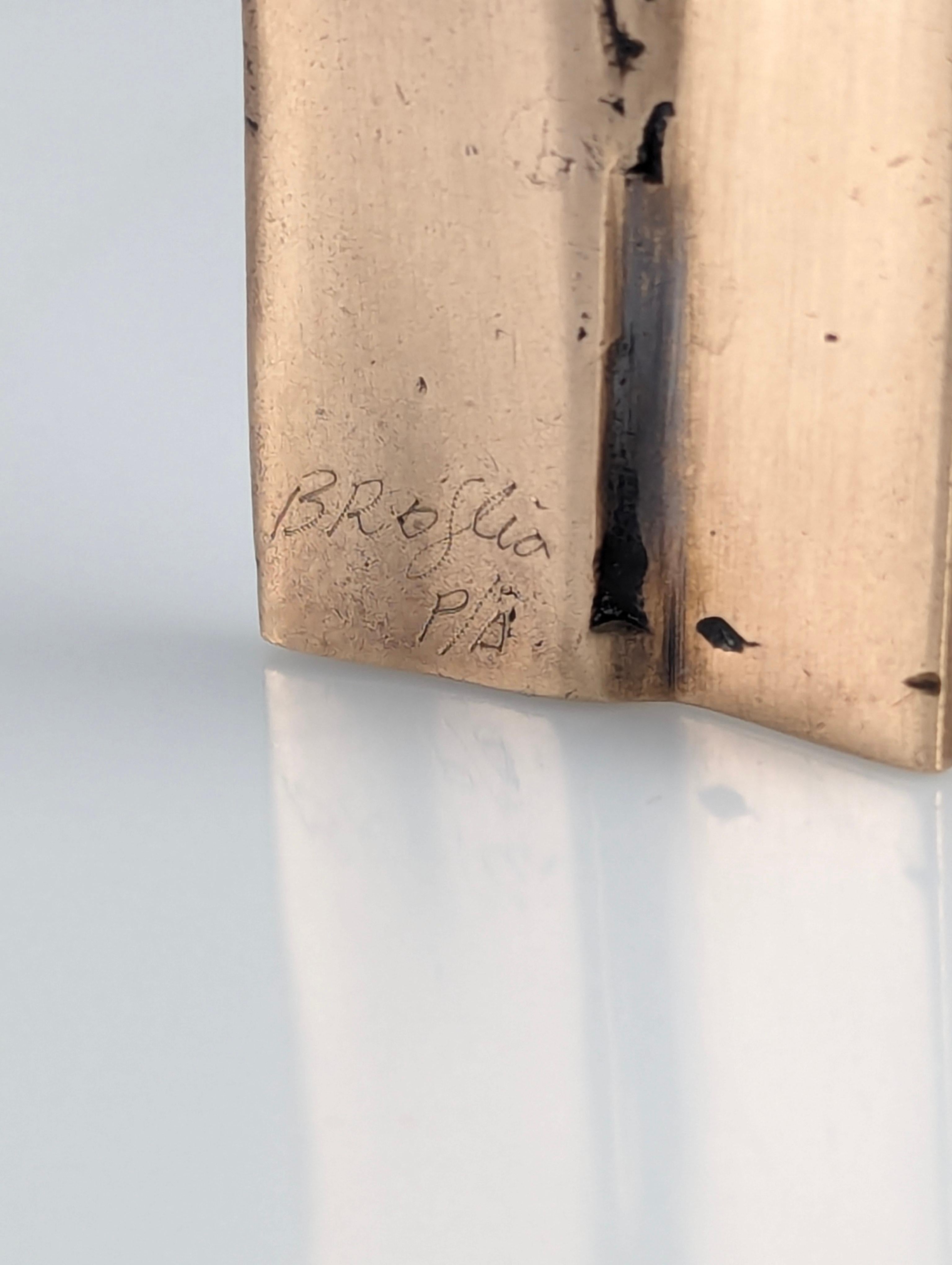 Skulptur-Halskette des großen internationalen Künstlers Enrique Broglia (1942 - 2013), signiert und als Urhebernachweis gekennzeichnet. Ein wunderschönes, einzigartiges Schmuckstück aus Bronze, das sich durch seine Fähigkeit auszeichnet, die