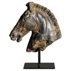 Sculpture d'une tête de cheval noir.